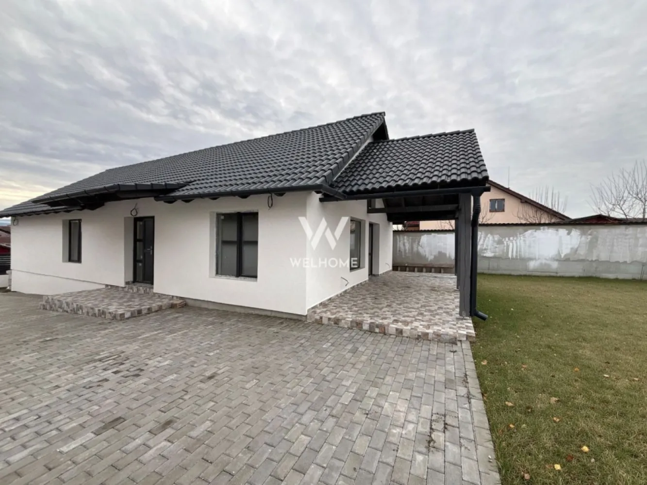 Casă pe un singur nivel – priveliște spre munți – Șura Mică - Vă propunem spre vânzare o casă modernă, situată într-o zonă liniștită din Șura Mică, pe strada Livezi, cu vedere superbă spre Munții Păltiniș. Proprietatea este construită pe un singur nivel și oferă un confort ideal pentru o familie.

Caracteristici principale:
 • Suprafață utilă: 115 mp (inclusiv terasa)
 • Teren generos: 500 mp
 • 4 camere spațioase și luminoase
 • 2 băi
 • Grad de finalizare: 90%
 • Se poate achiziționa și prin credit bancar

Dotări și detalii tehnice:
 • Încălzire în pardoseală pe toată suprafața
 • Geamuri tripan antracit
 • Țiglă antracit cu aspect elegant
 • Ușă de intrare PVC Salamander
 • Șapă turnată, placă de beton, curent tras în casă
 • Construită cu materiale de calitate și facturi la zi

Această casă este ideală pentru cei care își doresc liniște, spațiu, priveliște și o locuință durabilă, aproape de natură.
Pret: 207 000 euro
Telefon: 0756 094 405
