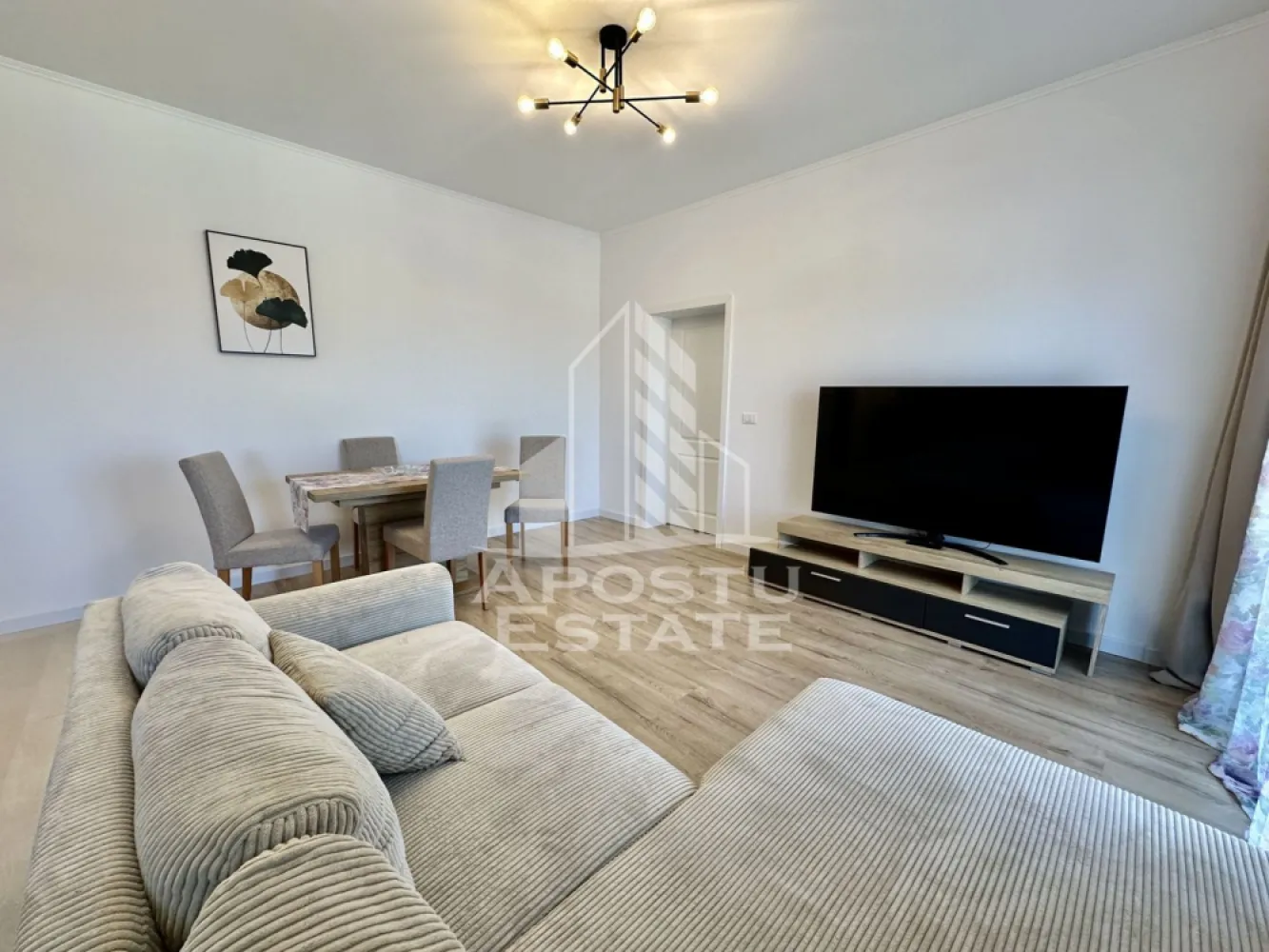 Apartament cu 2 camere, nou, mobilat, zona Braytim - APOSTU ESTATE va ofera spre vanzare un apartament cu 2 camere, mobilat, situat la etajul 3 din 3 al unui bloc din zona Braytim.
Imobilul beneficiaza de o suprafata de 47 mp utili + balcon de aproximativ 7 mp.
Apartamentul este nou, nefolosit.
Confortul termic se realizeaza cu ajutorul centralei proprii pe gaz cu incalzire in pardoseala, iar in dormitor beneficiaza de calorifer.
Dispune de clima.
Geamuri tripan, usi Porta Doors.
Bucataria este complet utilata avand masina de spalat vase, plita, hota, cuptor, frigier, etc.
Se vinde complet utilat si mobilat.

Compartimentare:
- hol acces
- baie cu cada si geam
- living open space
- bucatarie
- dormitor
- balcon deschis

Pretul este 100.000 euro negociabil
Va asteptam cu drag la o vizionare!
CP 2691236