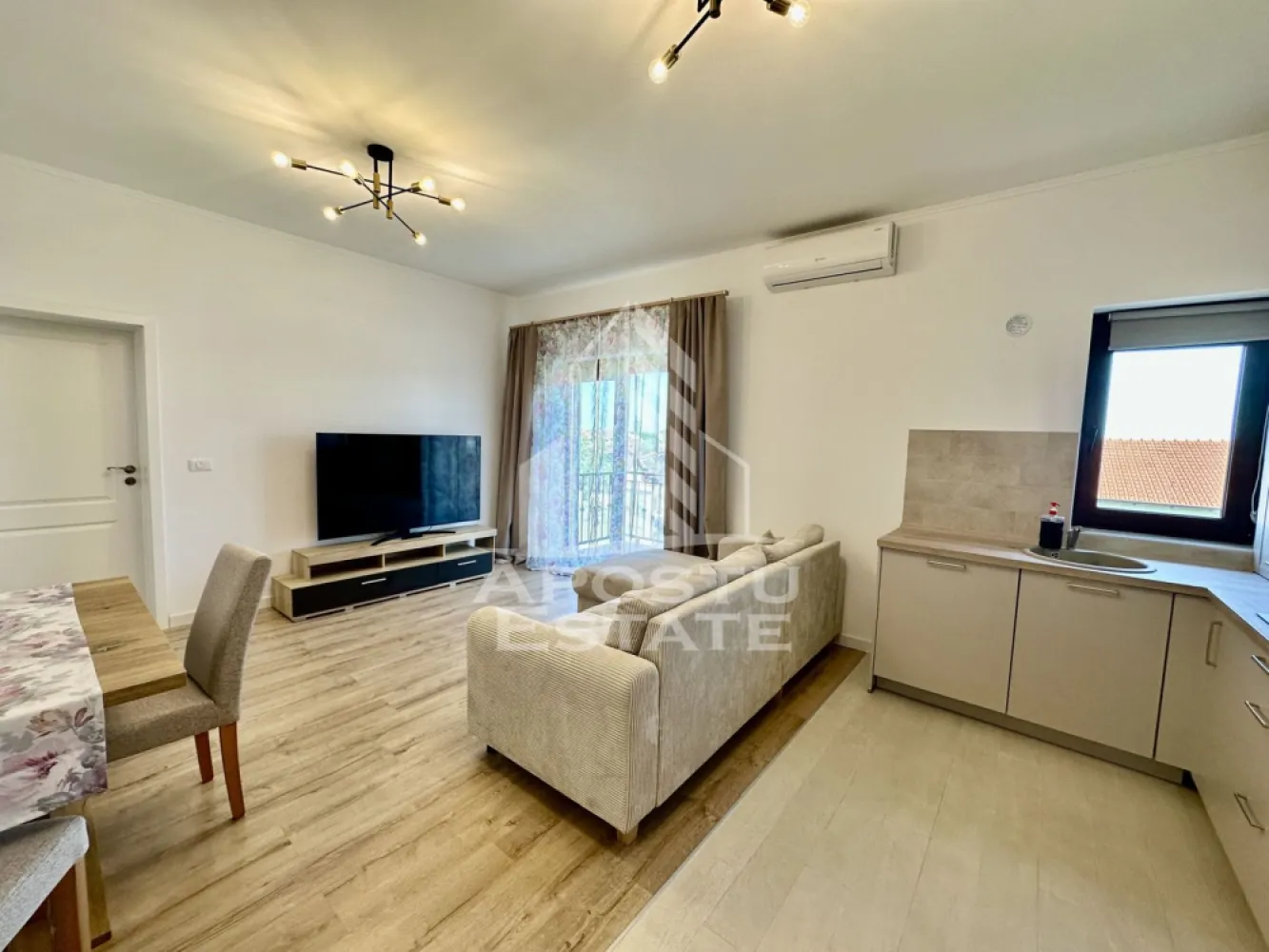 Apartament cu 2 camere, nou, mobilat, zona Braytim - APOSTU ESTATE va ofera spre vanzare un apartament cu 2 camere, mobilat, situat la etajul 3 din 3 al unui bloc din zona Braytim.
Imobilul beneficiaza de o suprafata de 47 mp utili + balcon de aproximativ 7 mp.
Apartamentul este nou, nefolosit.
Confortul termic se realizeaza cu ajutorul centralei proprii pe gaz cu incalzire in pardoseala, iar in dormitor beneficiaza de calorifer.
Dispune de clima.
Geamuri tripan, usi Porta Doors.
Bucataria este complet utilata avand masina de spalat vase, plita, hota, cuptor, frigier, etc.
Se vinde complet utilat si mobilat.

Compartimentare:
- hol acces
- baie cu cada si geam
- living open space
- bucatarie
- dormitor
- balcon deschis

Pretul este 100.000 euro negociabil
Va asteptam cu drag la o vizionare!
CP 2691236