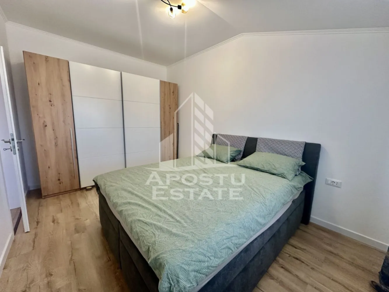 Apartament cu 2 camere, nou, mobilat, zona Braytim - APOSTU ESTATE va ofera spre vanzare un apartament cu 2 camere, mobilat, situat la etajul 3 din 3 al unui bloc din zona Braytim.
Imobilul beneficiaza de o suprafata de 47 mp utili + balcon de aproximativ 7 mp.
Apartamentul este nou, nefolosit.
Confortul termic se realizeaza cu ajutorul centralei proprii pe gaz cu incalzire in pardoseala, iar in dormitor beneficiaza de calorifer.
Dispune de clima.
Geamuri tripan, usi Porta Doors.
Bucataria este complet utilata avand masina de spalat vase, plita, hota, cuptor, frigier, etc.
Se vinde complet utilat si mobilat.

Compartimentare:
- hol acces
- baie cu cada si geam
- living open space
- bucatarie
- dormitor
- balcon deschis

Pretul este 100.000 euro negociabil
Va asteptam cu drag la o vizionare!
CP 2691236