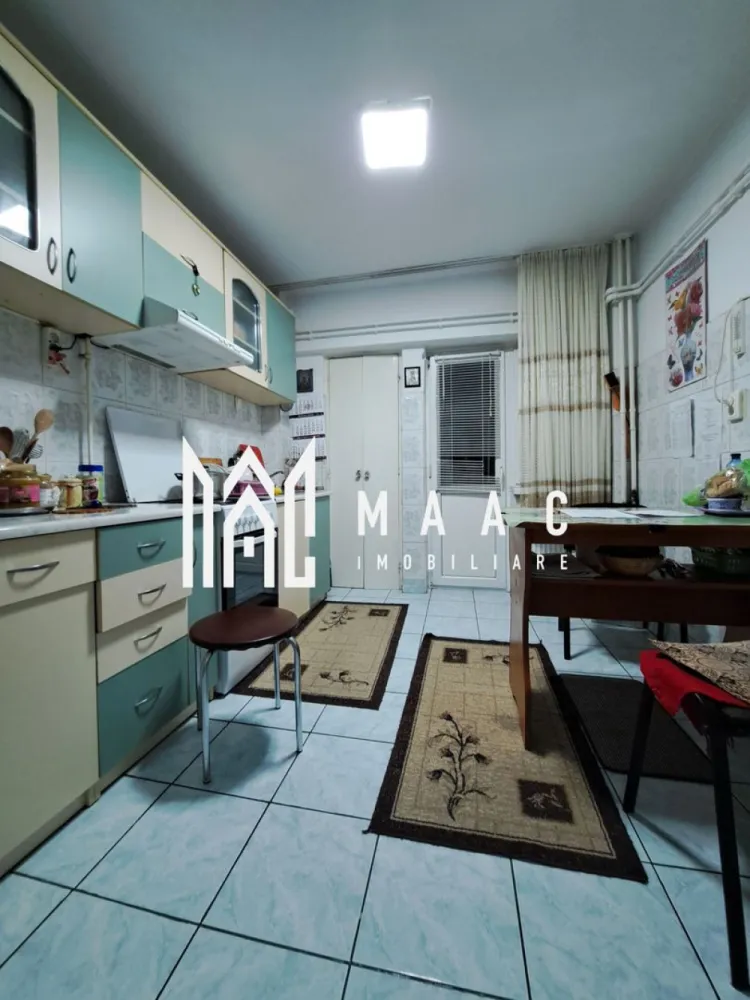 Apartament 4 camere | etaj 1 | Calea lui Traian | - MAAC IMOBILIARE vă propune spre vânzare un apartament spațios cu 4 camere, decomandat, situat la etajul 1 din 8, într-un imobil bine întreținut, dotat cu lift nou, în zona Lenin Sud.

Cu o suprafață utilă generoasă de 94,40 mp, această proprietate este ideală pentru o familie care își dorește confort, spațiu și o compartimentare eficientă.

Compartimentare practică:
-Living luminos și 3 dormitoare
-Bucătărie separată
2 băi:
-baie mare cu cabină de duș, chiuveta si WC
-baie de serviciu cu chiuvetă și WC
3 debarale (2 pe hol și 1 în bucătărie), ideale pentru depozitare
Debara comună pe casa scării

Beneficii și dotări:
-Apartament decomandat
-Etaj intermediar (1/8)
-Lift nou
-Încălzire cu gigacalorimetru și calorifere noi
-Uși și geamuri termopan schimbate
-Ușă metalică la intrare

Spații exterioare:
-Balcon generos (12 mp) cu acces din sufragerie și bucătărie
-Balcon secundar (9,20 mp) cu acces din dormitor

Localizare excelentă:
Situat în zona Lenin Sud, pe stradă principală, cu acces facil la mijloace de transport, magazine și alte puncte de interes. În spatele blocului se regăsesc numeroase locuri de parcare.

Această proprietate reprezintă alegerea ideală atât pentru locuință proprie, cât și pentru investiție.

Pentru mai multe informații și programarea unei vizionări, echipa MAAC IMOBILIARE vă stă la dispoziție!
CP2984649