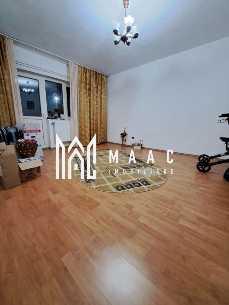 Apartament 4 camere | etaj 1 | Calea lui Traian | - MAAC IMOBILIARE vă propune spre vânzare un apartament spațios cu 4 camere, decomandat, situat la etajul 1 din 8, într-un imobil bine întreținut, dotat cu lift nou, în zona Lenin Sud.

Cu o suprafață utilă generoasă de 94,40 mp, această proprietate este ideală pentru o familie care își dorește confort, spațiu și o compartimentare eficientă.

Compartimentare practică:
-Living luminos și 3 dormitoare
-Bucătărie separată
2 băi:
-baie mare cu cabină de duș, chiuveta si WC
-baie de serviciu cu chiuvetă și WC
3 debarale (2 pe hol și 1 în bucătărie), ideale pentru depozitare
Debara comună pe casa scării

Beneficii și dotări:
-Apartament decomandat
-Etaj intermediar (1/8)
-Lift nou
-Încălzire cu gigacalorimetru și calorifere noi
-Uși și geamuri termopan schimbate
-Ușă metalică la intrare

Spații exterioare:
-Balcon generos (12 mp) cu acces din sufragerie și bucătărie
-Balcon secundar (9,20 mp) cu acces din dormitor

Localizare excelentă:
Situat în zona Lenin Sud, pe stradă principală, cu acces facil la mijloace de transport, magazine și alte puncte de interes. În spatele blocului se regăsesc numeroase locuri de parcare.

Această proprietate reprezintă alegerea ideală atât pentru locuință proprie, cât și pentru investiție.

Pentru mai multe informații și programarea unei vizionări, echipa MAAC IMOBILIARE vă stă la dispoziție!
CP2984649