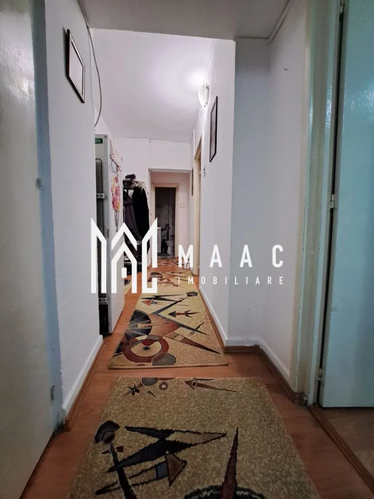 Apartament 4 camere | etaj 1 | Calea lui Traian | - MAAC IMOBILIARE vă propune spre vânzare un apartament spațios cu 4 camere, decomandat, situat la etajul 1 din 8, într-un imobil bine întreținut, dotat cu lift nou, în zona Lenin Sud.

Cu o suprafață utilă generoasă de 94,40 mp, această proprietate este ideală pentru o familie care își dorește confort, spațiu și o compartimentare eficientă.

Compartimentare practică:
-Living luminos și 3 dormitoare
-Bucătărie separată
2 băi:
-baie mare cu cabină de duș, chiuveta si WC
-baie de serviciu cu chiuvetă și WC
3 debarale (2 pe hol și 1 în bucătărie), ideale pentru depozitare
Debara comună pe casa scării

Beneficii și dotări:
-Apartament decomandat
-Etaj intermediar (1/8)
-Lift nou
-Încălzire cu gigacalorimetru și calorifere noi
-Uși și geamuri termopan schimbate
-Ușă metalică la intrare

Spații exterioare:
-Balcon generos (12 mp) cu acces din sufragerie și bucătărie
-Balcon secundar (9,20 mp) cu acces din dormitor

Localizare excelentă:
Situat în zona Lenin Sud, pe stradă principală, cu acces facil la mijloace de transport, magazine și alte puncte de interes. În spatele blocului se regăsesc numeroase locuri de parcare.

Această proprietate reprezintă alegerea ideală atât pentru locuință proprie, cât și pentru investiție.

Pentru mai multe informații și programarea unei vizionări, echipa MAAC IMOBILIARE vă stă la dispoziție!
CP2984649