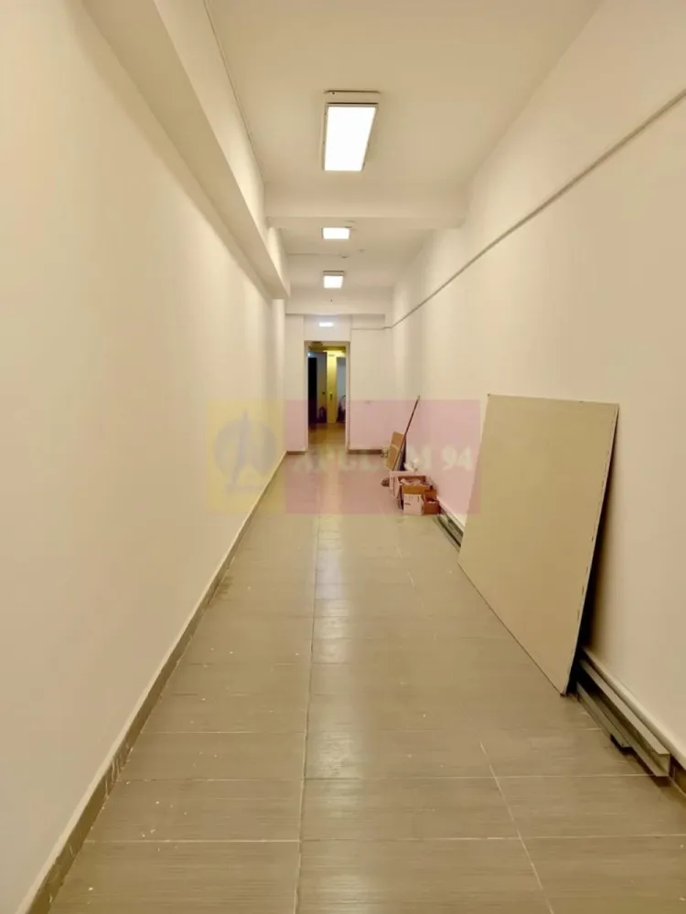 Spațiu Demisol 106 mp | Intrare Separată + Toate Utilitățile Incluse - Se închiriază spațiu de 106 mp utili, la demisol, cu intrare separată direct din strada Mihail Sebastian, sector 5.
Chirie: 800 euro/lună. ( inclus TVA )
Utilități INCLUSE în preț: apă, curent, mentenanță, paza, receptie. Cost fix lunar.
Spațiul este open space, ușor de organizat sau compartimentat.
Are grup sanitar propriu și zonă de depozitare.
Înălțime aproximativ 3 m.
Potrivit pentru:
– depozitare
– arhivă
– sală cursuri
– activități logistice
– atelier
– activități fără trafic intens
Clădire cu funcțiune mixtă, situată langa Mall Prosper și 13 Septembrie.
Parcare disponibilă în fața imobilului.

Contract minim 12 luni.
Garanție o lună.
Disponibil imediat. Filmare disponibila in anunt. Comision chirias 0.