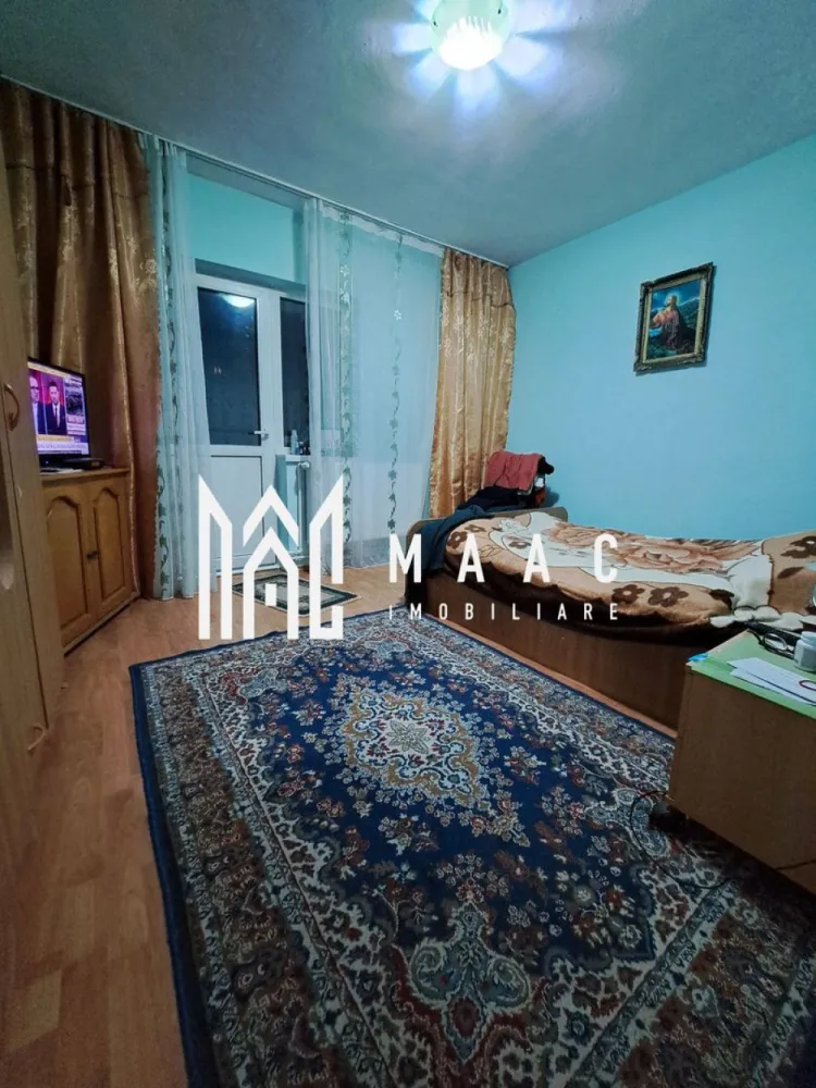 Apartament 4 camere | etaj 1 | Calea lui Traian | - MAAC IMOBILIARE vă propune spre vânzare un apartament spațios cu 4 camere, decomandat, situat la etajul 1 din 8, într-un imobil bine întreținut, dotat cu lift nou, în zona Lenin Sud.

Cu o suprafață utilă generoasă de 94,40 mp, această proprietate este ideală pentru o familie care își dorește confort, spațiu și o compartimentare eficientă.

Compartimentare practică:
-Living luminos și 3 dormitoare
-Bucătărie separată
2 băi:
-baie mare cu cabină de duș, chiuveta si WC
-baie de serviciu cu chiuvetă și WC
3 debarale (2 pe hol și 1 în bucătărie), ideale pentru depozitare
Debara comună pe casa scării

Beneficii și dotări:
-Apartament decomandat
-Etaj intermediar (1/8)
-Lift nou
-Încălzire cu gigacalorimetru și calorifere noi
-Uși și geamuri termopan schimbate
-Ușă metalică la intrare

Spații exterioare:
-Balcon generos (12 mp) cu acces din sufragerie și bucătărie
-Balcon secundar (9,20 mp) cu acces din dormitor

Localizare excelentă:
Situat în zona Lenin Sud, pe stradă principală, cu acces facil la mijloace de transport, magazine și alte puncte de interes. În spatele blocului se regăsesc numeroase locuri de parcare.

Această proprietate reprezintă alegerea ideală atât pentru locuință proprie, cât și pentru investiție.

Pentru mai multe informații și programarea unei vizionări, echipa MAAC IMOBILIARE vă stă la dispoziție!
CP2984649