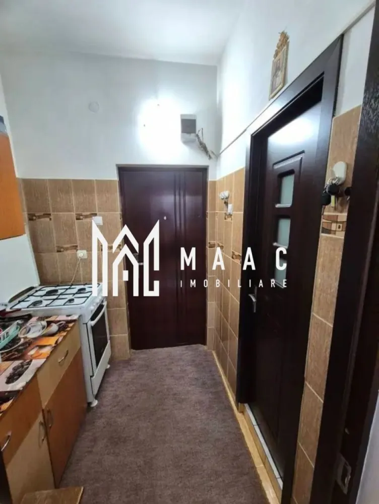 Garsoniera Troianu | etaj 2 | mobilata si utilata| bloc anvelopat | - MAAC IMOBILIARE vă propune spre vânzare o garsonieră cochetă, situată în zona Troianu, în imediata apropiere a Liceului General Magheru, ideală pentru locuit sau investiție.

Proprietatea este amplasată la etajul 2 al unui bloc liniștit și curat, recent anvelopat, oferind astfel un plus de confort termic și costuri reduse de întreținere. Garsoniera are o suprafață utilă de 22 mp, fiind eficient compartimentată pentru a valorifica fiecare spațiu disponibil.

Locuința beneficiază de multiple îmbunătățiri și dotări:
-aer condiționat, pentru un climat optim în orice sezon
-geamuri termopan cu ramă de stejar, ce oferă atât izolare fonică și termică, cât și un aspect plăcut
-finisaje moderne: parchet, gresie și faianță
-instalațiile electrică și sanitară complet schimbate, eliminând necesitatea unor investiții suplimentare

Garsoniera se vinde complet utilată (cu excepția electrocasnicelor), fiind pregătită pentru mutare imediată sau pentru a fi personalizată după preferințele viitorului proprietar.

Zona Troianu este apreciată pentru accesibilitate și proximitatea față de puncte de interes: instituții de învățământ, magazine, mijloace de transport și alte facilități urbane.

O oportunitate excelentă pentru cei care caută o locuință compactă, bine întreținută, într-o zonă liniștită și bine conectată!

Pentru mai multe detalii și programarea unei vizionări, vă invităm să contactați echipa MAAC IMOBILIARE.
CP2984753