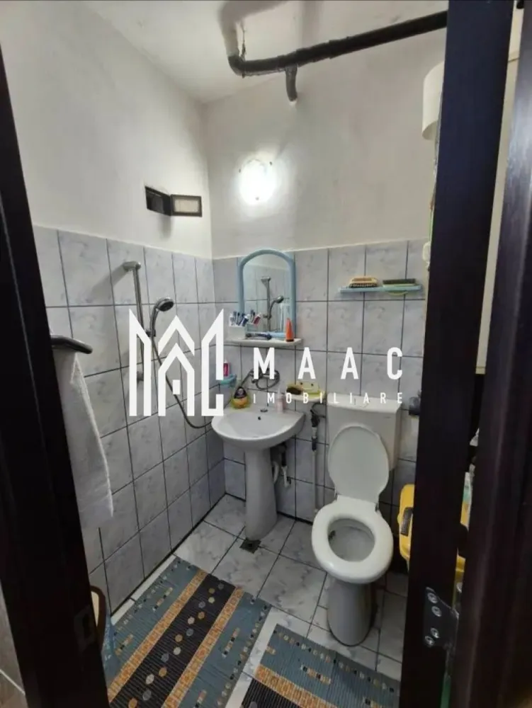 Garsoniera Troianu | etaj 2 | mobilata si utilata| bloc anvelopat | - MAAC IMOBILIARE vă propune spre vânzare o garsonieră cochetă, situată în zona Troianu, în imediata apropiere a Liceului General Magheru, ideală pentru locuit sau investiție.

Proprietatea este amplasată la etajul 2 al unui bloc liniștit și curat, recent anvelopat, oferind astfel un plus de confort termic și costuri reduse de întreținere. Garsoniera are o suprafață utilă de 22 mp, fiind eficient compartimentată pentru a valorifica fiecare spațiu disponibil.

Locuința beneficiază de multiple îmbunătățiri și dotări:
-aer condiționat, pentru un climat optim în orice sezon
-geamuri termopan cu ramă de stejar, ce oferă atât izolare fonică și termică, cât și un aspect plăcut
-finisaje moderne: parchet, gresie și faianță
-instalațiile electrică și sanitară complet schimbate, eliminând necesitatea unor investiții suplimentare

Garsoniera se vinde complet utilată (cu excepția electrocasnicelor), fiind pregătită pentru mutare imediată sau pentru a fi personalizată după preferințele viitorului proprietar.

Zona Troianu este apreciată pentru accesibilitate și proximitatea față de puncte de interes: instituții de învățământ, magazine, mijloace de transport și alte facilități urbane.

O oportunitate excelentă pentru cei care caută o locuință compactă, bine întreținută, într-o zonă liniștită și bine conectată!

Pentru mai multe detalii și programarea unei vizionări, vă invităm să contactați echipa MAAC IMOBILIARE.
CP2984753