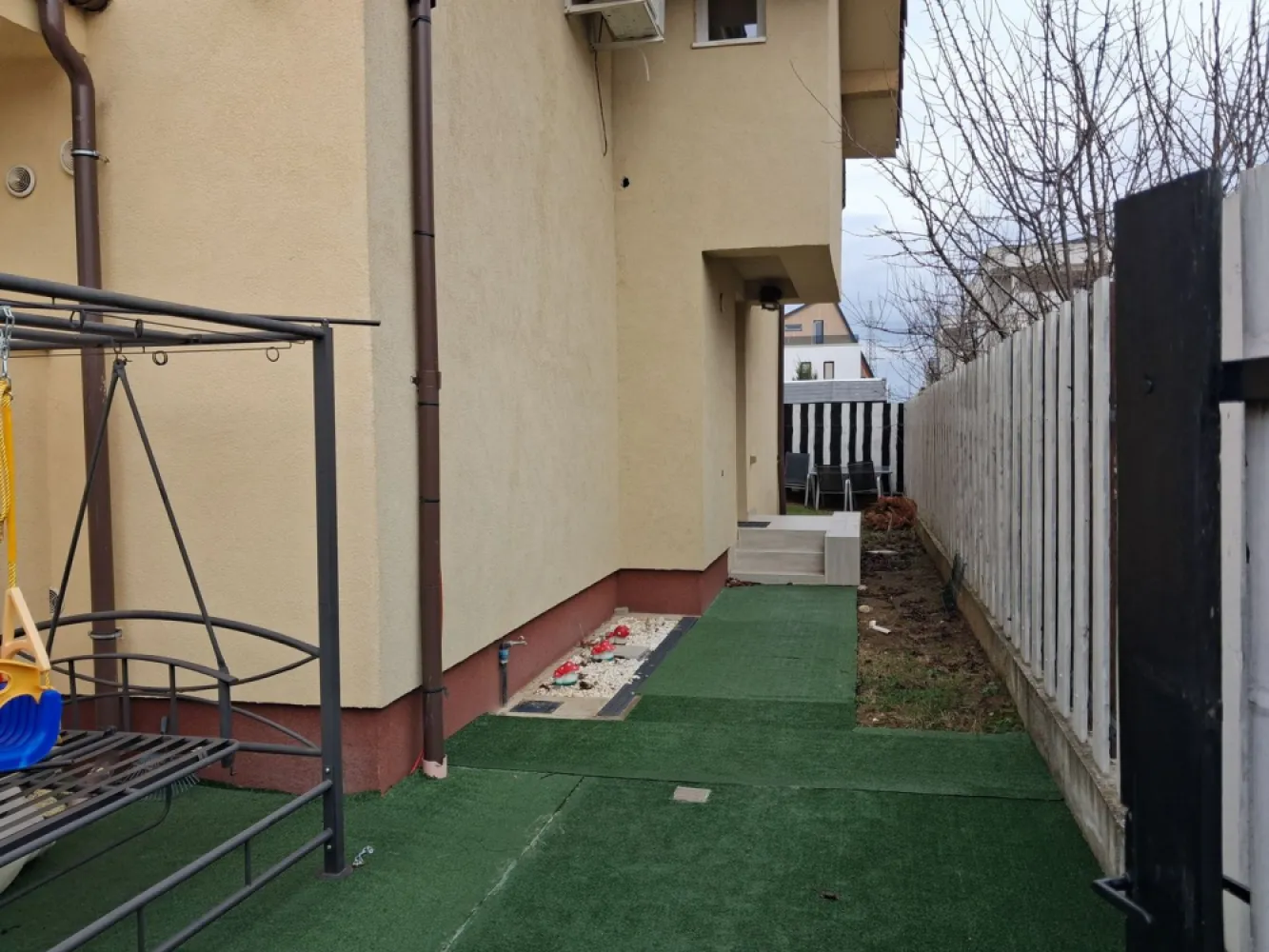 🏡 BRASADAS vinde U R G E N T DUPLEX in cart. PRIETENIA. - Agenția imobiliara BRASADAS vinde U R G E N T prin REPREZENTARE EXCLUSIVA casă MOBILATA tip DUPLEX situată in cartierul rezidențial PRIETENIA pe Strada Barițiu nr. 132, perfect pentru familii care caută liniște, siguranță și natură, fără să renunțe la accesul rapid către oraș.
🔹 Detalii proprietate
Suprafață totală: 120 mp
Suprafață utilă: 90 mp
Grădină proprie: 30 mp – ideală pentru relaxare, joacă sau grătar
Compartimentare eficientă și luminoasă
🛏️ Compartimentare:
3 dormitoare spațioase
Living room generos, luminos, complet mobilat
Bucătărie complet utilată
Baie/ băi moderne
Mansardă – cu potențial de amenajare pentru un al 4-lea dormitor, birou sau spațiu de relaxare
🪑 Se vinde COMPLET mobilată
Tot ce vezi rămâne – mobilier, electrocasnice, gata de mutare imediată.
Ideală atât pentru locuit, cât și pentru investiție.
🌳 Localizare excelentă
Cartier liniștit, aer curat, pădure chiar în spate
2 minute de mers pe jos până la Aqua Park
Zonă sigură, perfectă pentru copii
Acces rapid către puncte de interes
✔️ Avantaje cheie
✔️ Zonă verde, liniște totală
✔️ Ideală pentru familie
✔️ Mobilată complet – zero investiții
✔️ Potențial de extindere (mansardă)

Comision 0% pentru comparator ! 
Colaboram cu toate agentiili imobiliare interesate !
Www.brasadas.com.