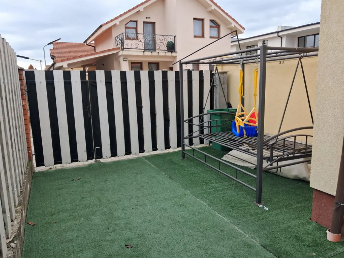 🏡 BRASADAS vinde U R G E N T DUPLEX in cart. PRIETENIA. - Agenția imobiliara BRASADAS vinde U R G E N T prin REPREZENTARE EXCLUSIVA casă MOBILATA tip DUPLEX situată in cartierul rezidențial PRIETENIA pe Strada Barițiu nr. 132, perfect pentru familii care caută liniște, siguranță și natură, fără să renunțe la accesul rapid către oraș.
🔹 Detalii proprietate
Suprafață totală: 120 mp
Suprafață utilă: 90 mp
Grădină proprie: 30 mp – ideală pentru relaxare, joacă sau grătar
Compartimentare eficientă și luminoasă
🛏️ Compartimentare:
3 dormitoare spațioase
Living room generos, luminos, complet mobilat
Bucătărie complet utilată
Baie/ băi moderne
Mansardă – cu potențial de amenajare pentru un al 4-lea dormitor, birou sau spațiu de relaxare
🪑 Se vinde COMPLET mobilată
Tot ce vezi rămâne – mobilier, electrocasnice, gata de mutare imediată.
Ideală atât pentru locuit, cât și pentru investiție.
🌳 Localizare excelentă
Cartier liniștit, aer curat, pădure chiar în spate
2 minute de mers pe jos până la Aqua Park
Zonă sigură, perfectă pentru copii
Acces rapid către puncte de interes
✔️ Avantaje cheie
✔️ Zonă verde, liniște totală
✔️ Ideală pentru familie
✔️ Mobilată complet – zero investiții
✔️ Potențial de extindere (mansardă)

Comision 0% pentru comparator ! 
Colaboram cu toate agentiili imobiliare interesate !
Www.brasadas.com.