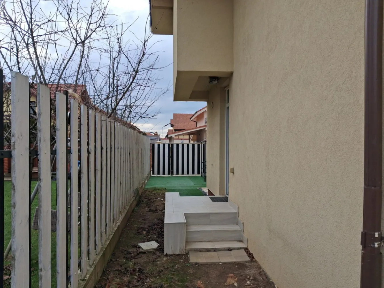 🏡 BRASADAS vinde U R G E N T DUPLEX in cart. PRIETENIA. - Agenția imobiliara BRASADAS vinde U R G E N T prin REPREZENTARE EXCLUSIVA casă MOBILATA tip DUPLEX situată in cartierul rezidențial PRIETENIA pe Strada Barițiu nr. 132, perfect pentru familii care caută liniște, siguranță și natură, fără să renunțe la accesul rapid către oraș.
🔹 Detalii proprietate
Suprafață totală: 120 mp
Suprafață utilă: 90 mp
Grădină proprie: 30 mp – ideală pentru relaxare, joacă sau grătar
Compartimentare eficientă și luminoasă
🛏️ Compartimentare:
3 dormitoare spațioase
Living room generos, luminos, complet mobilat
Bucătărie complet utilată
Baie/ băi moderne
Mansardă – cu potențial de amenajare pentru un al 4-lea dormitor, birou sau spațiu de relaxare
🪑 Se vinde COMPLET mobilată
Tot ce vezi rămâne – mobilier, electrocasnice, gata de mutare imediată.
Ideală atât pentru locuit, cât și pentru investiție.
🌳 Localizare excelentă
Cartier liniștit, aer curat, pădure chiar în spate
2 minute de mers pe jos până la Aqua Park
Zonă sigură, perfectă pentru copii
Acces rapid către puncte de interes
✔️ Avantaje cheie
✔️ Zonă verde, liniște totală
✔️ Ideală pentru familie
✔️ Mobilată complet – zero investiții
✔️ Potențial de extindere (mansardă)

Comision 0% pentru comparator ! 
Colaboram cu toate agentiili imobiliare interesate !
Www.brasadas.com.