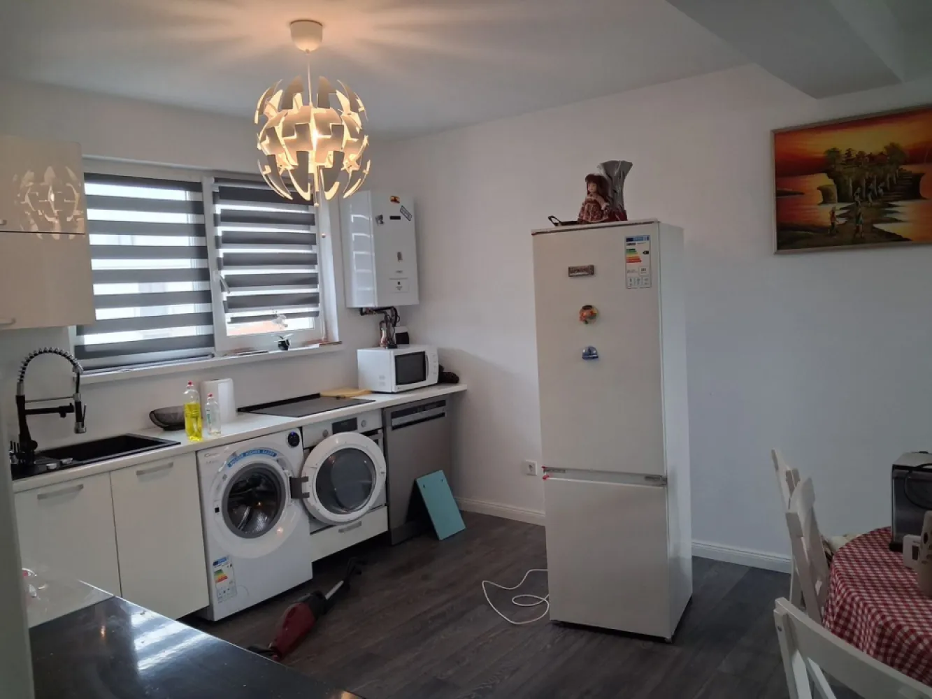 🏡 BRASADAS vinde U R G E N T DUPLEX in cart. PRIETENIA. - Agenția imobiliara BRASADAS vinde U R G E N T prin REPREZENTARE EXCLUSIVA casă MOBILATA tip DUPLEX situată in cartierul rezidențial PRIETENIA pe Strada Barițiu nr. 132, perfect pentru familii care caută liniște, siguranță și natură, fără să renunțe la accesul rapid către oraș.
🔹 Detalii proprietate
Suprafață totală: 120 mp
Suprafață utilă: 90 mp
Grădină proprie: 30 mp – ideală pentru relaxare, joacă sau grătar
Compartimentare eficientă și luminoasă
🛏️ Compartimentare:
3 dormitoare spațioase
Living room generos, luminos, complet mobilat
Bucătărie complet utilată
Baie/ băi moderne
Mansardă – cu potențial de amenajare pentru un al 4-lea dormitor, birou sau spațiu de relaxare
🪑 Se vinde COMPLET mobilată
Tot ce vezi rămâne – mobilier, electrocasnice, gata de mutare imediată.
Ideală atât pentru locuit, cât și pentru investiție.
🌳 Localizare excelentă
Cartier liniștit, aer curat, pădure chiar în spate
2 minute de mers pe jos până la Aqua Park
Zonă sigură, perfectă pentru copii
Acces rapid către puncte de interes
✔️ Avantaje cheie
✔️ Zonă verde, liniște totală
✔️ Ideală pentru familie
✔️ Mobilată complet – zero investiții
✔️ Potențial de extindere (mansardă)

Comision 0% pentru comparator ! 
Colaboram cu toate agentiili imobiliare interesate !
Www.brasadas.com.
