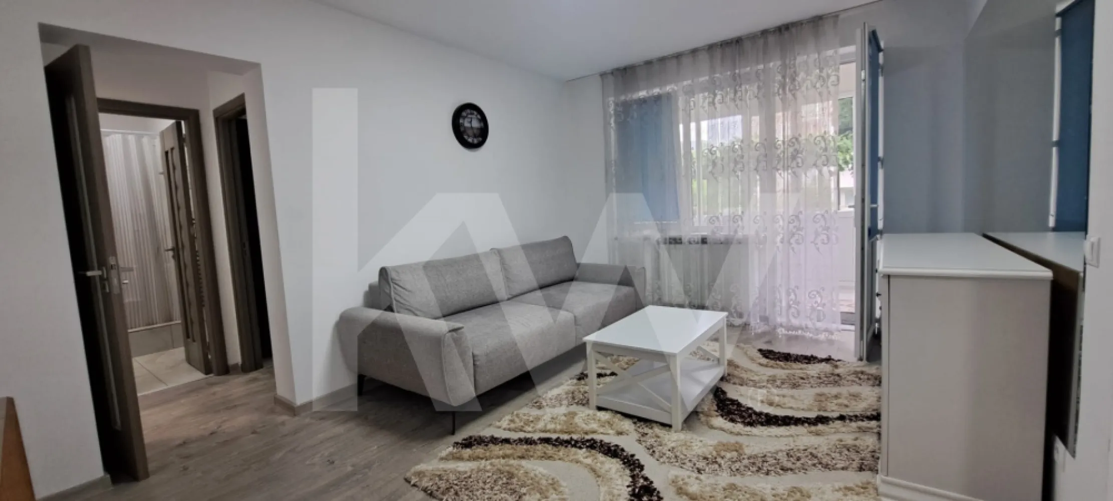 Apartament 2 camere, mobilat și utilat, prima închiriere - Apartament 2 camere , mobilat și utilat -ultracentral

Vă propunem spre închiriere un apartament cu 2 camere, spațios și luminos, având o suprafață utilă de 52 mp. Locuința se află la prima închiriere, situată la parterul unui bloc proaspăt reabilitat termic, ceea ce asigură un confort termic sporit și costuri reduse la întreținere.

Configurație: 2 camere, semidecomandat, complet mobilate și utilate modern.

Suprafață: 52 mp utili, compartimentați practic.
 Balcon închis cu tâmplărie termopan și o debara proprie, ideală pentru depozitare.
 Prima închiriere, totul fiind curat și igienizat.

Proprietatea este excelent poziționată în zona ultracentrală a orașului, oferind acces pietonal rapid către toate punctele de interes major:

Centrul istoric și zonele culturale (muzee, teatre).

Instituții administrative și sedii bancare.

Unități de învățământ (școli, grădinițe).

Magazine, supermarketuri, restaurante și cafenele.

Apartamentul este ideal pentru o persoană sau un cuplu care își dorește să locuiască într-o zonă dinamică, dar liniștită, având toate facilitățile urbane la doar câțiva pași distanță.

Pentru mai multe detalii și pentru programarea unei vizionări, vă stau la dispoziție.