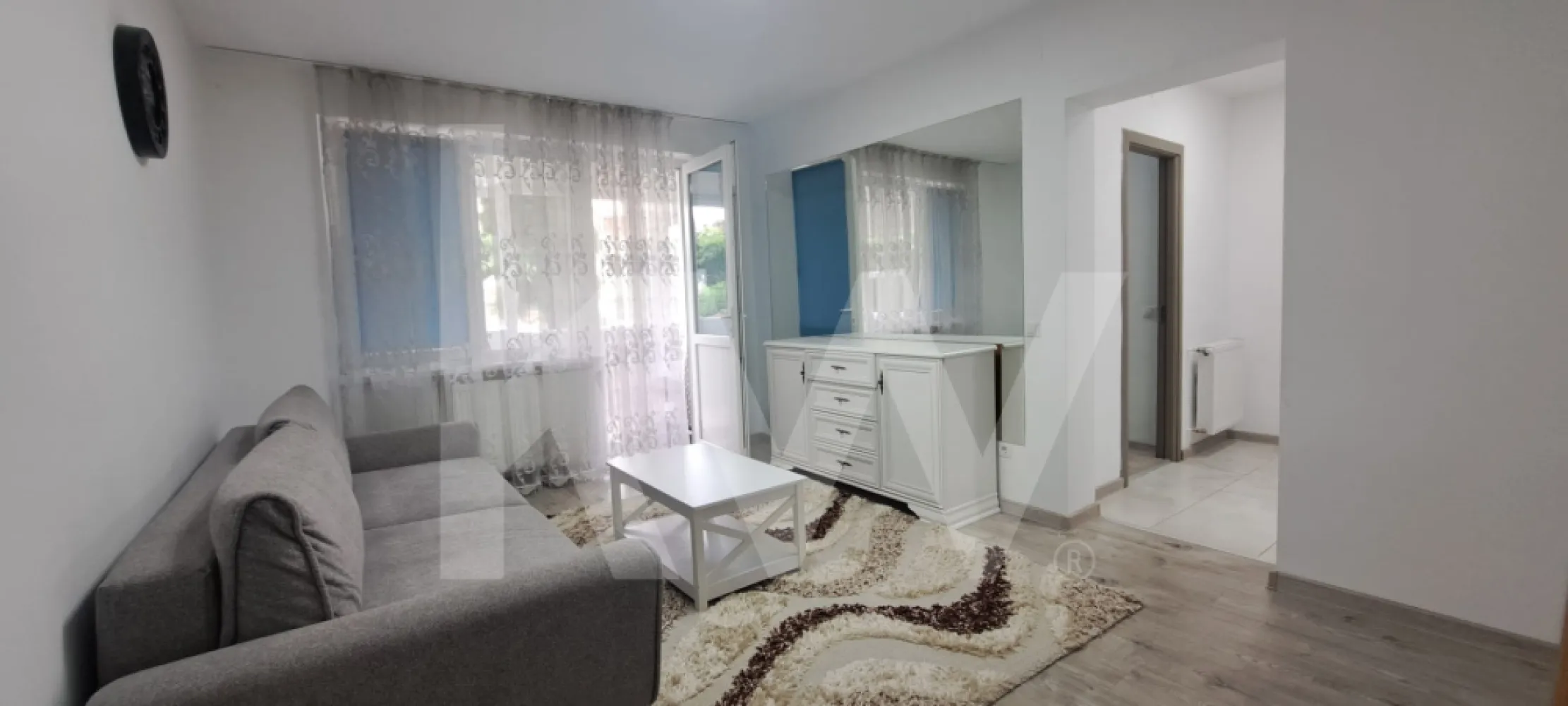 Apartament 2 camere, mobilat și utilat, prima închiriere - Apartament 2 camere , mobilat și utilat -ultracentral

Vă propunem spre închiriere un apartament cu 2 camere, spațios și luminos, având o suprafață utilă de 52 mp. Locuința se află la prima închiriere, situată la parterul unui bloc proaspăt reabilitat termic, ceea ce asigură un confort termic sporit și costuri reduse la întreținere.

Configurație: 2 camere, semidecomandat, complet mobilate și utilate modern.

Suprafață: 52 mp utili, compartimentați practic.
 Balcon închis cu tâmplărie termopan și o debara proprie, ideală pentru depozitare.
 Prima închiriere, totul fiind curat și igienizat.

Proprietatea este excelent poziționată în zona ultracentrală a orașului, oferind acces pietonal rapid către toate punctele de interes major:

Centrul istoric și zonele culturale (muzee, teatre).

Instituții administrative și sedii bancare.

Unități de învățământ (școli, grădinițe).

Magazine, supermarketuri, restaurante și cafenele.

Apartamentul este ideal pentru o persoană sau un cuplu care își dorește să locuiască într-o zonă dinamică, dar liniștită, având toate facilitățile urbane la doar câțiva pași distanță.

Pentru mai multe detalii și pentru programarea unei vizionări, vă stau la dispoziție.