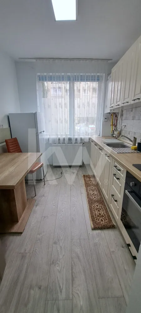 Apartament 2 camere, mobilat și utilat, prima închiriere - Apartament 2 camere , mobilat și utilat -ultracentral

Vă propunem spre închiriere un apartament cu 2 camere, spațios și luminos, având o suprafață utilă de 52 mp. Locuința se află la prima închiriere, situată la parterul unui bloc proaspăt reabilitat termic, ceea ce asigură un confort termic sporit și costuri reduse la întreținere.

Configurație: 2 camere, semidecomandat, complet mobilate și utilate modern.

Suprafață: 52 mp utili, compartimentați practic.
 Balcon închis cu tâmplărie termopan și o debara proprie, ideală pentru depozitare.
 Prima închiriere, totul fiind curat și igienizat.

Proprietatea este excelent poziționată în zona ultracentrală a orașului, oferind acces pietonal rapid către toate punctele de interes major:

Centrul istoric și zonele culturale (muzee, teatre).

Instituții administrative și sedii bancare.

Unități de învățământ (școli, grădinițe).

Magazine, supermarketuri, restaurante și cafenele.

Apartamentul este ideal pentru o persoană sau un cuplu care își dorește să locuiască într-o zonă dinamică, dar liniștită, având toate facilitățile urbane la doar câțiva pași distanță.

Pentru mai multe detalii și pentru programarea unei vizionări, vă stau la dispoziție.