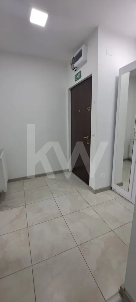 Apartament 2 camere, mobilat și utilat, prima închiriere - Apartament 2 camere , mobilat și utilat -ultracentral

Vă propunem spre închiriere un apartament cu 2 camere, spațios și luminos, având o suprafață utilă de 52 mp. Locuința se află la prima închiriere, situată la parterul unui bloc proaspăt reabilitat termic, ceea ce asigură un confort termic sporit și costuri reduse la întreținere.

Configurație: 2 camere, semidecomandat, complet mobilate și utilate modern.

Suprafață: 52 mp utili, compartimentați practic.
 Balcon închis cu tâmplărie termopan și o debara proprie, ideală pentru depozitare.
 Prima închiriere, totul fiind curat și igienizat.

Proprietatea este excelent poziționată în zona ultracentrală a orașului, oferind acces pietonal rapid către toate punctele de interes major:

Centrul istoric și zonele culturale (muzee, teatre).

Instituții administrative și sedii bancare.

Unități de învățământ (școli, grădinițe).

Magazine, supermarketuri, restaurante și cafenele.

Apartamentul este ideal pentru o persoană sau un cuplu care își dorește să locuiască într-o zonă dinamică, dar liniștită, având toate facilitățile urbane la doar câțiva pași distanță.

Pentru mai multe detalii și pentru programarea unei vizionări, vă stau la dispoziție.