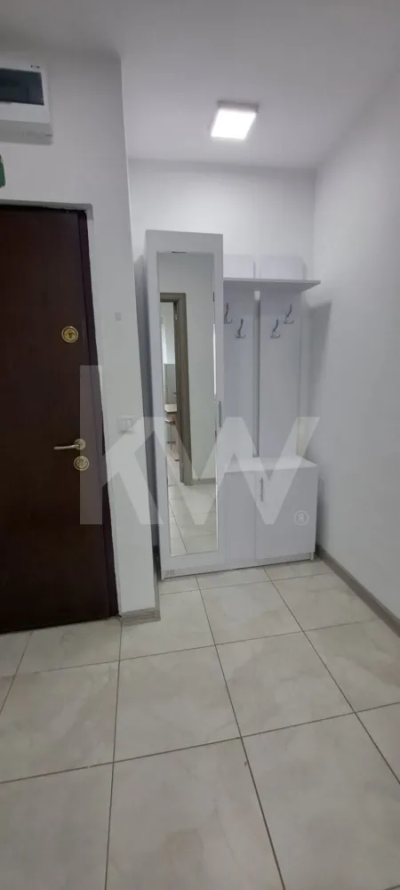 Apartament 2 camere, mobilat și utilat, prima închiriere - Apartament 2 camere , mobilat și utilat -ultracentral

Vă propunem spre închiriere un apartament cu 2 camere, spațios și luminos, având o suprafață utilă de 52 mp. Locuința se află la prima închiriere, situată la parterul unui bloc proaspăt reabilitat termic, ceea ce asigură un confort termic sporit și costuri reduse la întreținere.

Configurație: 2 camere, semidecomandat, complet mobilate și utilate modern.

Suprafață: 52 mp utili, compartimentați practic.
 Balcon închis cu tâmplărie termopan și o debara proprie, ideală pentru depozitare.
 Prima închiriere, totul fiind curat și igienizat.

Proprietatea este excelent poziționată în zona ultracentrală a orașului, oferind acces pietonal rapid către toate punctele de interes major:

Centrul istoric și zonele culturale (muzee, teatre).

Instituții administrative și sedii bancare.

Unități de învățământ (școli, grădinițe).

Magazine, supermarketuri, restaurante și cafenele.

Apartamentul este ideal pentru o persoană sau un cuplu care își dorește să locuiască într-o zonă dinamică, dar liniștită, având toate facilitățile urbane la doar câțiva pași distanță.

Pentru mai multe detalii și pentru programarea unei vizionări, vă stau la dispoziție.