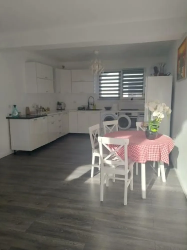 🏡 BRASADAS vinde U R G E N T DUPLEX in cart. PRIETENIA. - Agenția imobiliara BRASADAS vinde U R G E N T prin REPREZENTARE EXCLUSIVA casă MOBILATA tip DUPLEX situată in cartierul rezidențial PRIETENIA pe Strada Barițiu nr. 132, perfect pentru familii care caută liniște, siguranță și natură, fără să renunțe la accesul rapid către oraș.
🔹 Detalii proprietate
Suprafață totală: 120 mp
Suprafață utilă: 90 mp
Grădină proprie: 30 mp – ideală pentru relaxare, joacă sau grătar
Compartimentare eficientă și luminoasă
🛏️ Compartimentare:
3 dormitoare spațioase
Living room generos, luminos, complet mobilat
Bucătărie complet utilată
Baie/ băi moderne
Mansardă – cu potențial de amenajare pentru un al 4-lea dormitor, birou sau spațiu de relaxare
🪑 Se vinde COMPLET mobilată
Tot ce vezi rămâne – mobilier, electrocasnice, gata de mutare imediată.
Ideală atât pentru locuit, cât și pentru investiție.
🌳 Localizare excelentă
Cartier liniștit, aer curat, pădure chiar în spate
2 minute de mers pe jos până la Aqua Park
Zonă sigură, perfectă pentru copii
Acces rapid către puncte de interes
✔️ Avantaje cheie
✔️ Zonă verde, liniște totală
✔️ Ideală pentru familie
✔️ Mobilată complet – zero investiții
✔️ Potențial de extindere (mansardă)

Comision 0% pentru comparator ! 
Colaboram cu toate agentiili imobiliare interesate !
Www.brasadas.com.