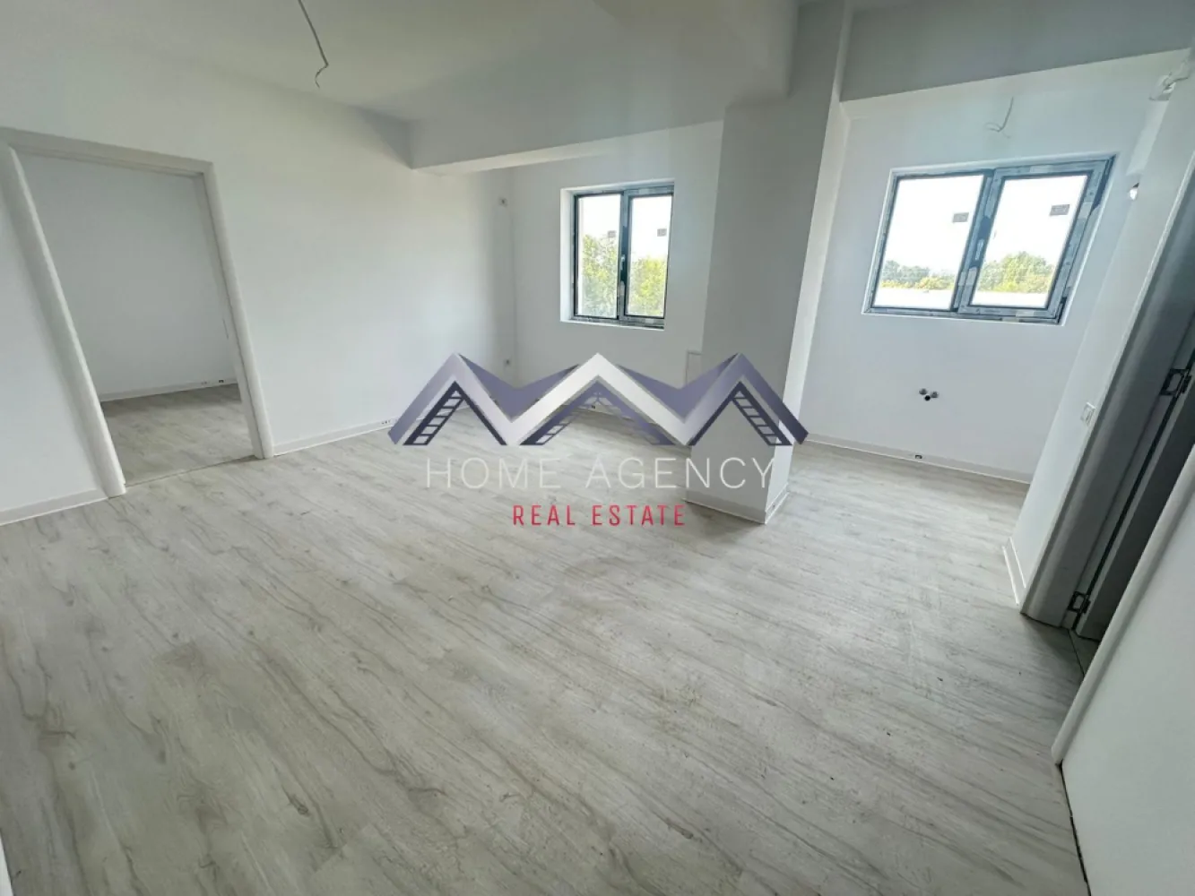Apartament 2 camere Otopeni central - Vă propunem, spre vânzare, un apartament cu 2 camere, situat în centrul orașului Otopeni, într-un imobil modern, finalizat, cu regim de înălțime D+P+3. Disponibil imediat, reprezintă o alegere excelentă atât pentru cei care își doresc o locuință confortabilă, cât și pentru investitorii care caută o proprietate cu potențial foarte bun de închiriere, atât pe termen lung, cât și în regim hotelier.

Preț final: 104.000 euro (TVA inclus), negociabil. În preț este inclus și un loc de parcare subteran, un avantaj important într-o zonă centrală și tot mai căutată. Comision 0% pentru cumpărător.

Poziționarea este unul dintre cele mai mari atuuri ale acestei proprietăți. În doar câteva minute aveți acces la supermarketuri, restaurante, farmacii, bănci, piață și mijloace de transport în comun. De asemenea, DN1, Aeroportul Internațional Henri Coandă, Centura București și viitoarea stație de metrou sunt foarte ușor accesibile, oferind conexiuni rapide atât către București, cât și către principalele puncte de interes din Nordul Capitalei.

Apartamentul beneficiază de o compartimentare practică și bine echilibrată. Livingul este luminos și primitor, bucătăria este separată, oferind un plus de confort și funcționalitate, iar dormitorul are acces direct către balcon, un spațiu ideal pentru momentele de relaxare. Baia este modern amenajată, iar holul permite organizarea eficientă a spațiilor de depozitare.

Confortul este completat de centrala termică proprie, încălzirea în pardoseală și finisajele moderne, atent alese, astfel încât locuința să fie pregătită pentru a fi personalizată după preferințele noului proprietar. Toate utilitățile sunt contorizate individual și racordate la rețelele publice.

Dacă sunteți în căutarea unui apartament bine poziționat, cu mutare imediată, parcare subterană inclusă și acces rapid către București și Aeroport, această proprietate merită cu siguranță vizionată.

Pentru mai multe informații sau pentru programarea unei vizionări, vă rugăm să contactați echipa noastră de vânzări la numărul afișat.