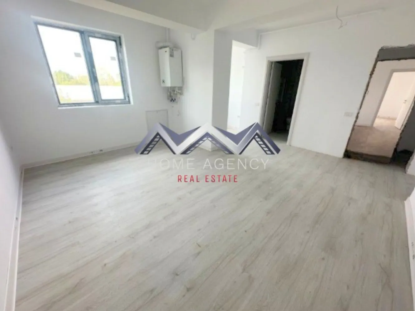 Apartament 2 camere Otopeni central - Vă propunem, spre vânzare, un apartament cu 2 camere, situat în centrul orașului Otopeni, într-un imobil modern, finalizat, cu regim de înălțime D+P+3. Disponibil imediat, reprezintă o alegere excelentă atât pentru cei care își doresc o locuință confortabilă, cât și pentru investitorii care caută o proprietate cu potențial foarte bun de închiriere, atât pe termen lung, cât și în regim hotelier.

Preț final: 104.000 euro (TVA inclus), negociabil. În preț este inclus și un loc de parcare subteran, un avantaj important într-o zonă centrală și tot mai căutată. Comision 0% pentru cumpărător.

Poziționarea este unul dintre cele mai mari atuuri ale acestei proprietăți. În doar câteva minute aveți acces la supermarketuri, restaurante, farmacii, bănci, piață și mijloace de transport în comun. De asemenea, DN1, Aeroportul Internațional Henri Coandă, Centura București și viitoarea stație de metrou sunt foarte ușor accesibile, oferind conexiuni rapide atât către București, cât și către principalele puncte de interes din Nordul Capitalei.

Apartamentul beneficiază de o compartimentare practică și bine echilibrată. Livingul este luminos și primitor, bucătăria este separată, oferind un plus de confort și funcționalitate, iar dormitorul are acces direct către balcon, un spațiu ideal pentru momentele de relaxare. Baia este modern amenajată, iar holul permite organizarea eficientă a spațiilor de depozitare.

Confortul este completat de centrala termică proprie, încălzirea în pardoseală și finisajele moderne, atent alese, astfel încât locuința să fie pregătită pentru a fi personalizată după preferințele noului proprietar. Toate utilitățile sunt contorizate individual și racordate la rețelele publice.

Dacă sunteți în căutarea unui apartament bine poziționat, cu mutare imediată, parcare subterană inclusă și acces rapid către București și Aeroport, această proprietate merită cu siguranță vizionată.

Pentru mai multe informații sau pentru programarea unei vizionări, vă rugăm să contactați echipa noastră de vânzări la numărul afișat.