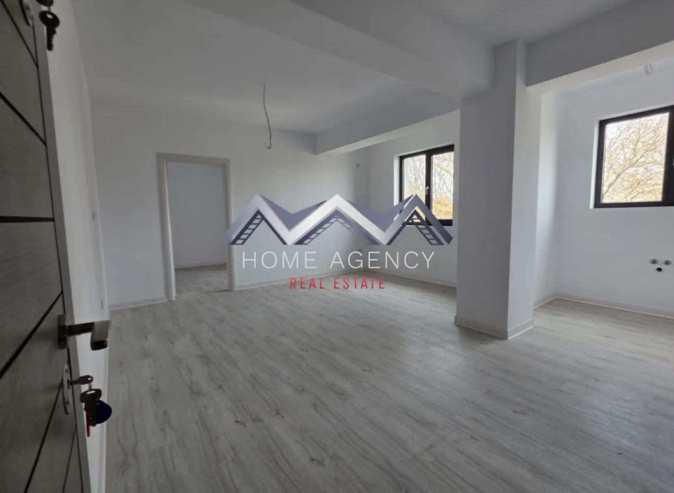 Apartament 2 camere Otopeni central - Vă propunem, spre vânzare, un apartament cu 2 camere, situat în centrul orașului Otopeni, într-un imobil modern, finalizat, cu regim de înălțime D+P+3. Disponibil imediat, reprezintă o alegere excelentă atât pentru cei care își doresc o locuință confortabilă, cât și pentru investitorii care caută o proprietate cu potențial foarte bun de închiriere, atât pe termen lung, cât și în regim hotelier.

Preț final: 104.000 euro (TVA inclus), negociabil. În preț este inclus și un loc de parcare subteran, un avantaj important într-o zonă centrală și tot mai căutată. Comision 0% pentru cumpărător.

Poziționarea este unul dintre cele mai mari atuuri ale acestei proprietăți. În doar câteva minute aveți acces la supermarketuri, restaurante, farmacii, bănci, piață și mijloace de transport în comun. De asemenea, DN1, Aeroportul Internațional Henri Coandă, Centura București și viitoarea stație de metrou sunt foarte ușor accesibile, oferind conexiuni rapide atât către București, cât și către principalele puncte de interes din Nordul Capitalei.

Apartamentul beneficiază de o compartimentare practică și bine echilibrată. Livingul este luminos și primitor, bucătăria este separată, oferind un plus de confort și funcționalitate, iar dormitorul are acces direct către balcon, un spațiu ideal pentru momentele de relaxare. Baia este modern amenajată, iar holul permite organizarea eficientă a spațiilor de depozitare.

Confortul este completat de centrala termică proprie, încălzirea în pardoseală și finisajele moderne, atent alese, astfel încât locuința să fie pregătită pentru a fi personalizată după preferințele noului proprietar. Toate utilitățile sunt contorizate individual și racordate la rețelele publice.

Dacă sunteți în căutarea unui apartament bine poziționat, cu mutare imediată, parcare subterană inclusă și acces rapid către București și Aeroport, această proprietate merită cu siguranță vizionată.

Pentru mai multe informații sau pentru programarea unei vizionări, vă rugăm să contactați echipa noastră de vânzări la numărul afișat.