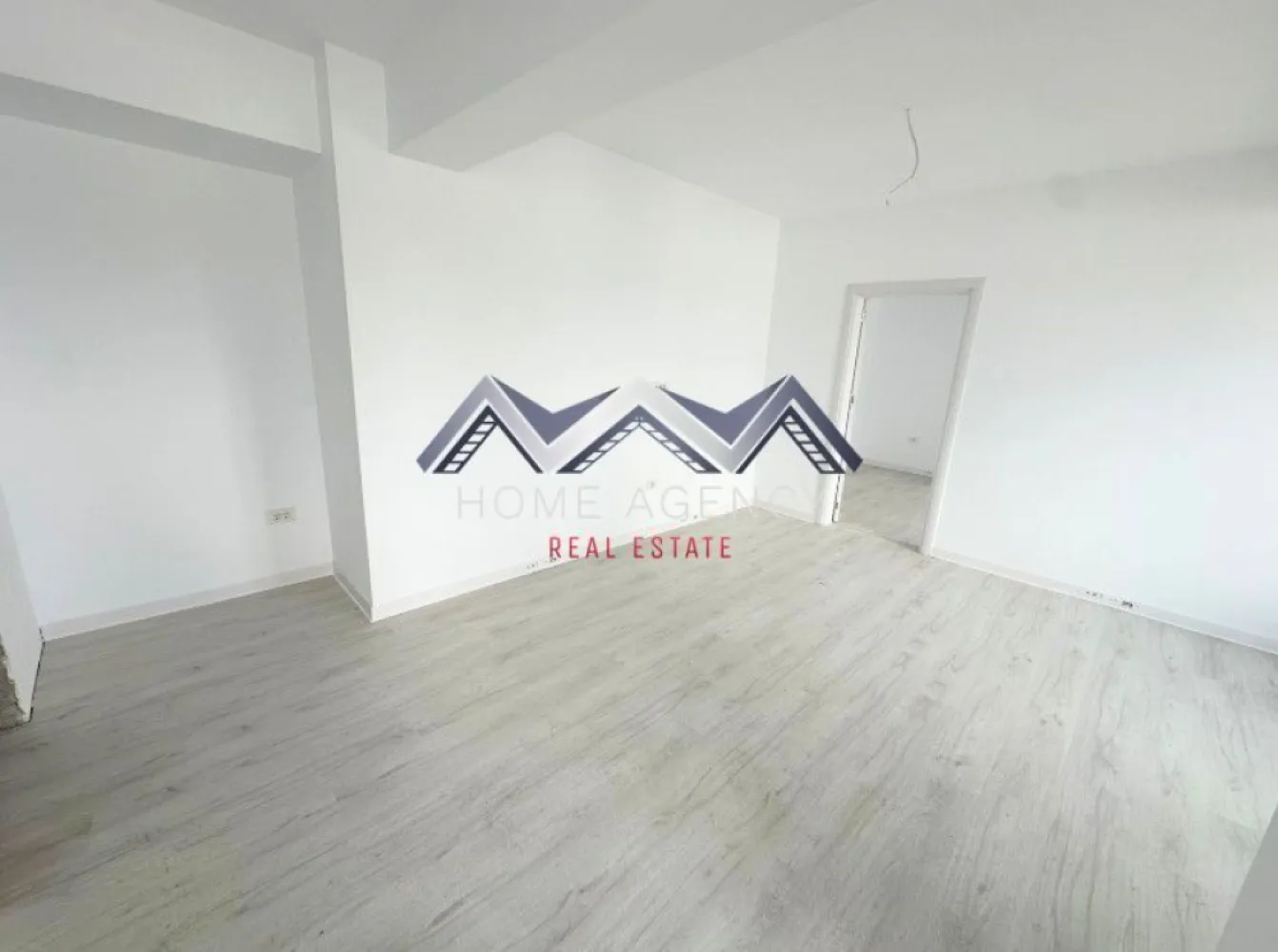 Apartament 2 camere Otopeni central - Vă propunem, spre vânzare, un apartament cu 2 camere, situat în centrul orașului Otopeni, într-un imobil modern, finalizat, cu regim de înălțime D+P+3. Disponibil imediat, reprezintă o alegere excelentă atât pentru cei care își doresc o locuință confortabilă, cât și pentru investitorii care caută o proprietate cu potențial foarte bun de închiriere, atât pe termen lung, cât și în regim hotelier.

Preț final: 104.000 euro (TVA inclus), negociabil. În preț este inclus și un loc de parcare subteran, un avantaj important într-o zonă centrală și tot mai căutată. Comision 0% pentru cumpărător.

Poziționarea este unul dintre cele mai mari atuuri ale acestei proprietăți. În doar câteva minute aveți acces la supermarketuri, restaurante, farmacii, bănci, piață și mijloace de transport în comun. De asemenea, DN1, Aeroportul Internațional Henri Coandă, Centura București și viitoarea stație de metrou sunt foarte ușor accesibile, oferind conexiuni rapide atât către București, cât și către principalele puncte de interes din Nordul Capitalei.

Apartamentul beneficiază de o compartimentare practică și bine echilibrată. Livingul este luminos și primitor, bucătăria este separată, oferind un plus de confort și funcționalitate, iar dormitorul are acces direct către balcon, un spațiu ideal pentru momentele de relaxare. Baia este modern amenajată, iar holul permite organizarea eficientă a spațiilor de depozitare.

Confortul este completat de centrala termică proprie, încălzirea în pardoseală și finisajele moderne, atent alese, astfel încât locuința să fie pregătită pentru a fi personalizată după preferințele noului proprietar. Toate utilitățile sunt contorizate individual și racordate la rețelele publice.

Dacă sunteți în căutarea unui apartament bine poziționat, cu mutare imediată, parcare subterană inclusă și acces rapid către București și Aeroport, această proprietate merită cu siguranță vizionată.

Pentru mai multe informații sau pentru programarea unei vizionări, vă rugăm să contactați echipa noastră de vânzări la numărul afișat.