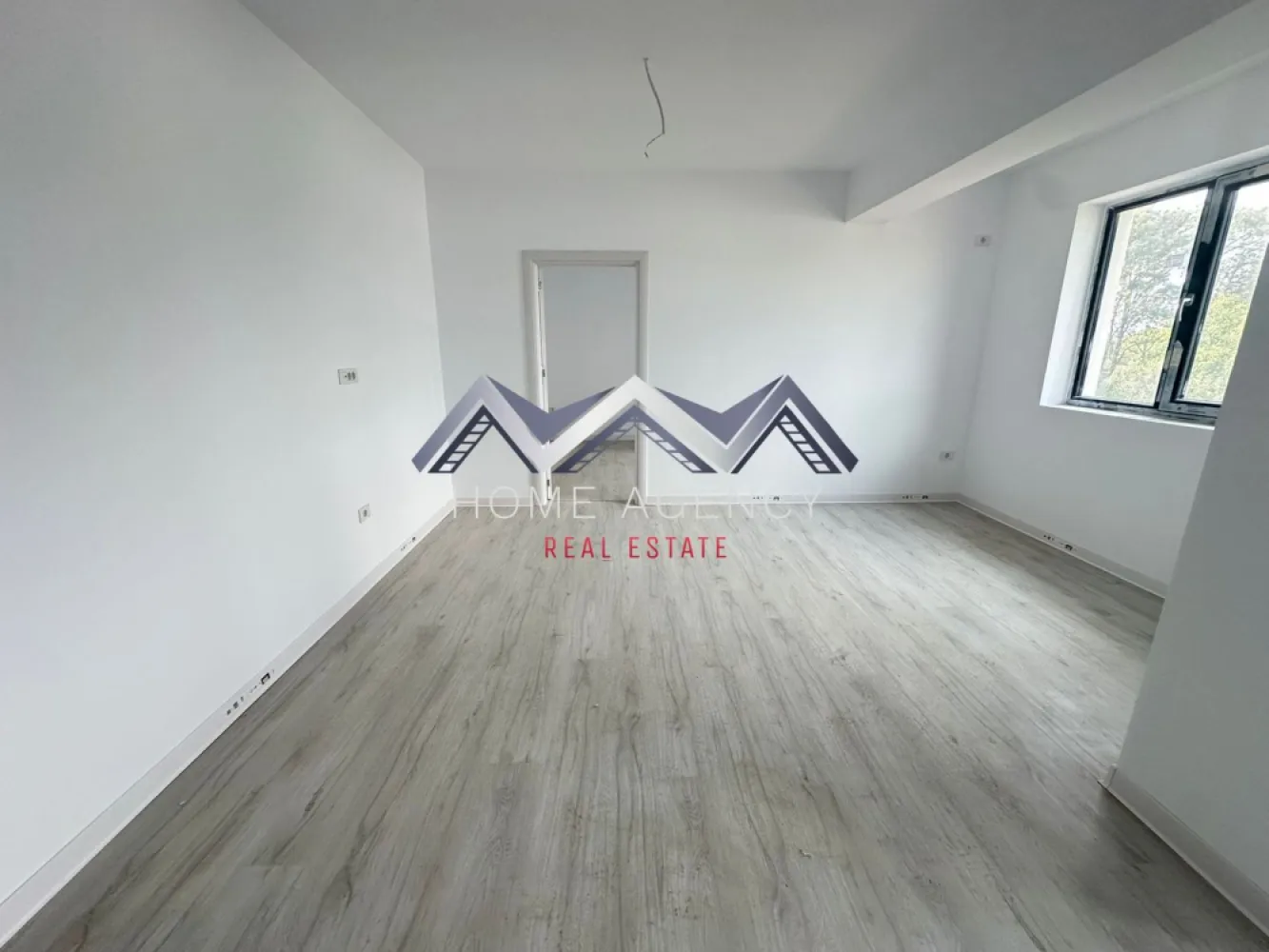 Apartament 2 camere Otopeni central - Vă propunem, spre vânzare, un apartament cu 2 camere, situat în centrul orașului Otopeni, într-un imobil modern, finalizat, cu regim de înălțime D+P+3. Disponibil imediat, reprezintă o alegere excelentă atât pentru cei care își doresc o locuință confortabilă, cât și pentru investitorii care caută o proprietate cu potențial foarte bun de închiriere, atât pe termen lung, cât și în regim hotelier.

Preț final: 104.000 euro (TVA inclus), negociabil. În preț este inclus și un loc de parcare subteran, un avantaj important într-o zonă centrală și tot mai căutată. Comision 0% pentru cumpărător.

Poziționarea este unul dintre cele mai mari atuuri ale acestei proprietăți. În doar câteva minute aveți acces la supermarketuri, restaurante, farmacii, bănci, piață și mijloace de transport în comun. De asemenea, DN1, Aeroportul Internațional Henri Coandă, Centura București și viitoarea stație de metrou sunt foarte ușor accesibile, oferind conexiuni rapide atât către București, cât și către principalele puncte de interes din Nordul Capitalei.

Apartamentul beneficiază de o compartimentare practică și bine echilibrată. Livingul este luminos și primitor, bucătăria este separată, oferind un plus de confort și funcționalitate, iar dormitorul are acces direct către balcon, un spațiu ideal pentru momentele de relaxare. Baia este modern amenajată, iar holul permite organizarea eficientă a spațiilor de depozitare.

Confortul este completat de centrala termică proprie, încălzirea în pardoseală și finisajele moderne, atent alese, astfel încât locuința să fie pregătită pentru a fi personalizată după preferințele noului proprietar. Toate utilitățile sunt contorizate individual și racordate la rețelele publice.

Dacă sunteți în căutarea unui apartament bine poziționat, cu mutare imediată, parcare subterană inclusă și acces rapid către București și Aeroport, această proprietate merită cu siguranță vizionată.

Pentru mai multe informații sau pentru programarea unei vizionări, vă rugăm să contactați echipa noastră de vânzări la numărul afișat.