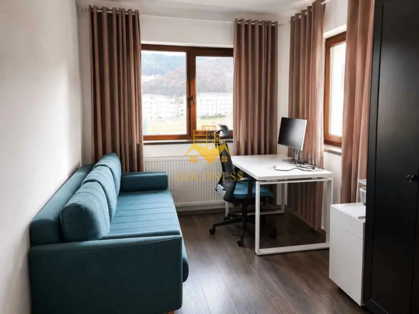 3 camere open space, Parcare, Pet Friendly, Poligon, Floresti - GOLDNESS Imobiliare vă propune spre închiriere un apartament cu 3 camere complet mobilat și utilat, la etajul 3 într-un imobil de 3 etaje, în Floresti.
Dispune de loc de parcare subterana!
Se află în apropierea stațiilor de transport în comun, magazine, restaurante, spații verzi, farmacii, etc. 

Apartamentul este compartimentat astfel:
 - dormitor cu pat matrimonial, dressing, noptiere
- dormitor cu canapea extensibila, birou, dulap
 - living cu bucatarie open space complet utilată și mobilată, canapea extensibilă, loc de servit masa 
 - baie cu cabina de dus, calorifer port prosop și dulap pentru depozitare.
 - baie cu cada tip jacuzzi
 - balcon de 7 mp.

Imobilul este dotat cu toate cele necesare- centrală proprie, frigider, aragaz, hotă, mașină de spălat haine, etc. 

Dacă sunteți interesați de acest apartament și doriți să îl vizionați, dar și pentru alte oferte nu ezitați să ne contactați telefonic sau prin e-mail. Vă stăm la dispoziție!
Pentru intermediere se percepe un comision de 50% din prețul chiriei!