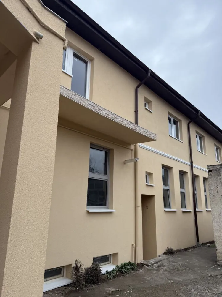BRASADAS vinde casa S+P+1E zona Closca - Agentia Imobiliara BRASADAS vinde casă cu suprafata de 360 mp. in zona Closca.

La subsol exista 2 incaperi. 

La parter casa este compartimentatat astfel: 2 incaperi pe vest- spre strada principala, hol, baie, bucatarie, 3 incaperi pe sud, 3 bai si o debara. 

La etaj casa este compartimentata astfel: 2 camere cu baie, living si o camera. Este parțial mobilată și utilată. Ideal pentru familie. Geamuri termopane noi.Acces facil in curte cu masina. Pretabila pentru investitii -clinica privata, spatiu de birouri etc.

Locuința se află într-o zonă aproape de cinematografe, teatre și restaurante. Ai acces rapid la centre culturale și de divertisment.

În apropiere găsești grădinițe, școli și universități. 
Parcurile și spațiile verzi te invită la relaxare.

De asemenea, există clinici, spitale și farmacii aproape. 
Zonele de sport și centrele comerciale sunt ușor accesibile.

Vino să vezi această locuință și să descoperi avantajele zonei. 
Contactează-ne pentru programări și detalii suplimentare.
Www.brasadas.com.