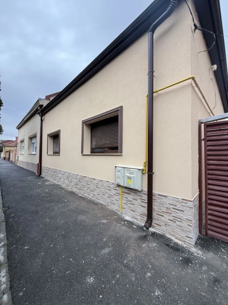 BRASADAS vinde casa S+P+1E zona Closca - Agentia Imobiliara BRASADAS vinde casă cu suprafata de 360 mp. in zona Closca.

La subsol exista 2 incaperi. 

La parter casa este compartimentatat astfel: 2 incaperi pe vest- spre strada principala, hol, baie, bucatarie, 3 incaperi pe sud, 3 bai si o debara. 

La etaj casa este compartimentata astfel: 2 camere cu baie, living si o camera. Este parțial mobilată și utilată. Ideal pentru familie. Geamuri termopane noi.Acces facil in curte cu masina. Pretabila pentru investitii -clinica privata, spatiu de birouri etc.

Locuința se află într-o zonă aproape de cinematografe, teatre și restaurante. Ai acces rapid la centre culturale și de divertisment.

În apropiere găsești grădinițe, școli și universități. 
Parcurile și spațiile verzi te invită la relaxare.

De asemenea, există clinici, spitale și farmacii aproape. 
Zonele de sport și centrele comerciale sunt ușor accesibile.

Vino să vezi această locuință și să descoperi avantajele zonei. 
Contactează-ne pentru programări și detalii suplimentare.
Www.brasadas.com.