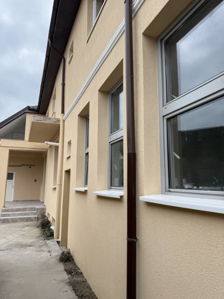 BRASADAS vinde casa S+P+1E zona Closca - Agentia Imobiliara BRASADAS vinde casă cu suprafata de 360 mp. in zona Closca.

La subsol exista 2 incaperi. 

La parter casa este compartimentatat astfel: 2 incaperi pe vest- spre strada principala, hol, baie, bucatarie, 3 incaperi pe sud, 3 bai si o debara. 

La etaj casa este compartimentata astfel: 2 camere cu baie, living si o camera. Este parțial mobilată și utilată. Ideal pentru familie. Geamuri termopane noi.Acces facil in curte cu masina. Pretabila pentru investitii -clinica privata, spatiu de birouri etc.

Locuința se află într-o zonă aproape de cinematografe, teatre și restaurante. Ai acces rapid la centre culturale și de divertisment.

În apropiere găsești grădinițe, școli și universități. 
Parcurile și spațiile verzi te invită la relaxare.

De asemenea, există clinici, spitale și farmacii aproape. 
Zonele de sport și centrele comerciale sunt ușor accesibile.

Vino să vezi această locuință și să descoperi avantajele zonei. 
Contactează-ne pentru programări și detalii suplimentare.
Www.brasadas.com.