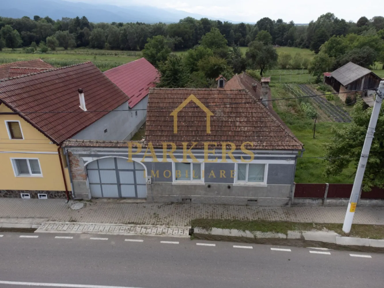 Casa de vanzare in zona de munte in localitatea Lisa - Casă rurala de vânzare in localitatea Lisa, jud. Brașov. Parkers Imobiliare va ofera spre vânzare o casă cu 3 camere situată într-o zonă liniștită de munte. Suprafata: - Casă: ~90 mp - Teren: 700 mp (curte + grădină + livadă) Compartimentare: - Living spațios open-space (cu două intrări) - 2 dormitoare - Bucătărie - Baie complet utilată - Beci cu două încăperi (sub dormitoare) Anexe și spații suplimentare: - Spațiu depozitare / garaj - Grajd pentru animale - Magazie pentru lemne Dotări și îmbunătățiri: - Tâmplărie PVC cu geam termopan (în stare foarte bună) - Parchet laminat - Tavan fals cu izolație în camerele principale - Gresie și faianță în bucătărie și baie - Instalații sanitare Utilități: - Apă curentă + boiler electric pentru apă caldă - Curent electric ( contor exterior) - Încălzire cu convectoare pe gaz (butelie) + sobă pe lemne - Fosă / sistem propriu de evacuare. Proprietatea beneficiază de poartă metalică și acces auto direct din drum principal. Ideală pentru locuit sau casă de vacanță, într-o zonă liniștită din Țara Făgărașului.