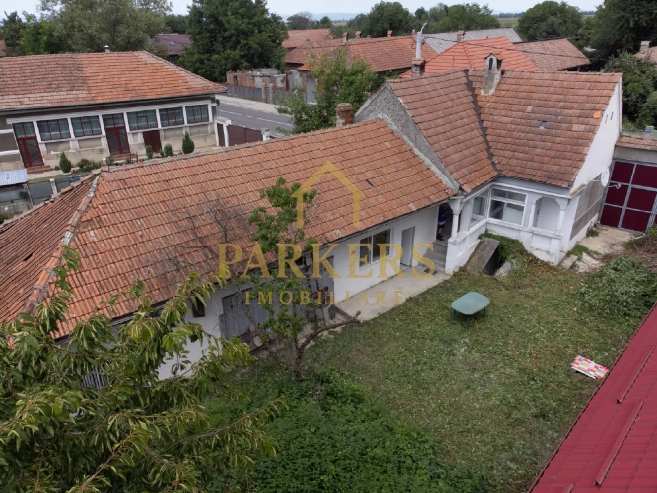 Casa de vanzare in zona de munte in localitatea Lisa - Casă rurala de vânzare in localitatea Lisa, jud. Brașov. Parkers Imobiliare va ofera spre vânzare o casă cu 3 camere situată într-o zonă liniștită de munte. Suprafata: - Casă: ~90 mp - Teren: 700 mp (curte + grădină + livadă) Compartimentare: - Living spațios open-space (cu două intrări) - 2 dormitoare - Bucătărie - Baie complet utilată - Beci cu două încăperi (sub dormitoare) Anexe și spații suplimentare: - Spațiu depozitare / garaj - Grajd pentru animale - Magazie pentru lemne Dotări și îmbunătățiri: - Tâmplărie PVC cu geam termopan (în stare foarte bună) - Parchet laminat - Tavan fals cu izolație în camerele principale - Gresie și faianță în bucătărie și baie - Instalații sanitare Utilități: - Apă curentă + boiler electric pentru apă caldă - Curent electric ( contor exterior) - Încălzire cu convectoare pe gaz (butelie) + sobă pe lemne - Fosă / sistem propriu de evacuare. Proprietatea beneficiază de poartă metalică și acces auto direct din drum principal. Ideală pentru locuit sau casă de vacanță, într-o zonă liniștită din Țara Făgărașului.