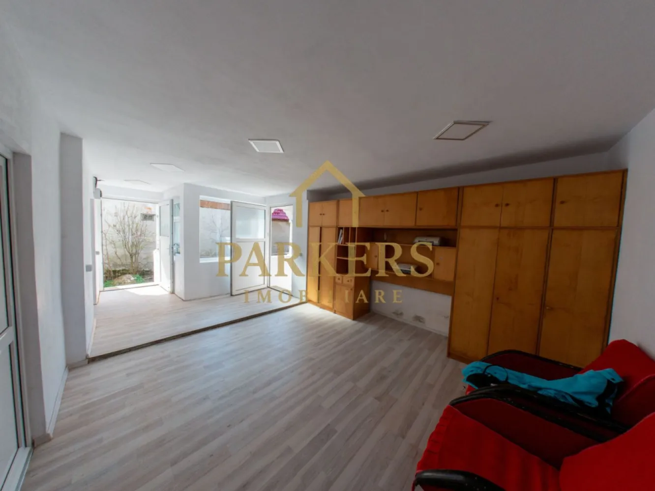 Casa de vanzare in zona de munte in localitatea Lisa - Casă rurala de vânzare in localitatea Lisa, jud. Brașov. Parkers Imobiliare va ofera spre vânzare o casă cu 3 camere situată într-o zonă liniștită de munte. Suprafata: - Casă: ~90 mp - Teren: 700 mp (curte + grădină + livadă) Compartimentare: - Living spațios open-space (cu două intrări) - 2 dormitoare - Bucătărie - Baie complet utilată - Beci cu două încăperi (sub dormitoare) Anexe și spații suplimentare: - Spațiu depozitare / garaj - Grajd pentru animale - Magazie pentru lemne Dotări și îmbunătățiri: - Tâmplărie PVC cu geam termopan (în stare foarte bună) - Parchet laminat - Tavan fals cu izolație în camerele principale - Gresie și faianță în bucătărie și baie - Instalații sanitare Utilități: - Apă curentă + boiler electric pentru apă caldă - Curent electric ( contor exterior) - Încălzire cu convectoare pe gaz (butelie) + sobă pe lemne - Fosă / sistem propriu de evacuare. Proprietatea beneficiază de poartă metalică și acces auto direct din drum principal. Ideală pentru locuit sau casă de vacanță, într-o zonă liniștită din Țara Făgărașului.