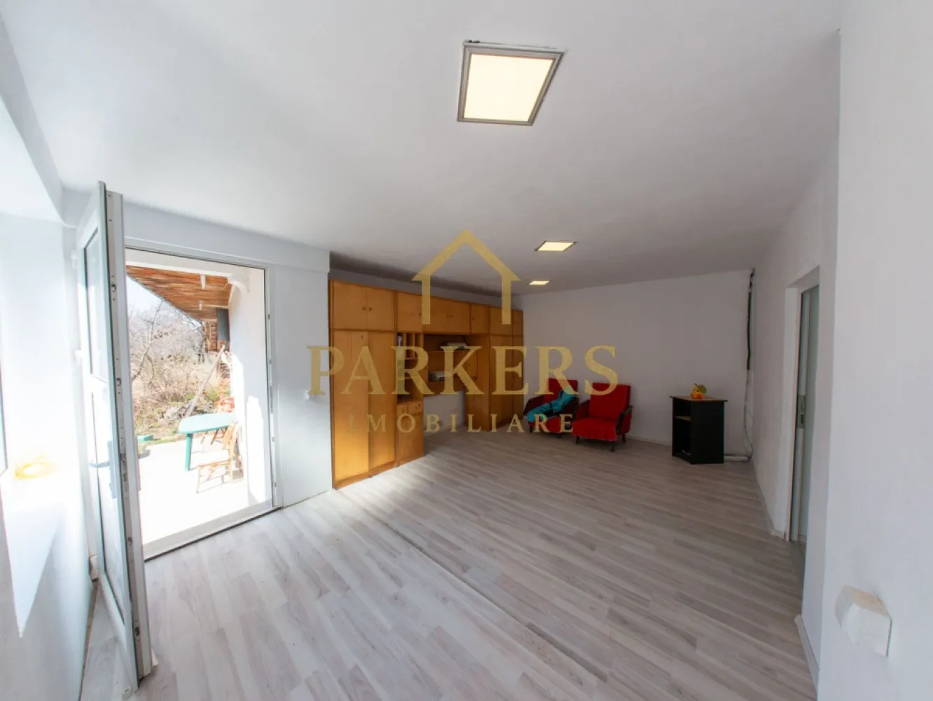 Casa de vanzare in zona de munte in localitatea Lisa - Casă rurala de vânzare in localitatea Lisa, jud. Brașov. Parkers Imobiliare va ofera spre vânzare o casă cu 3 camere situată într-o zonă liniștită de munte. Suprafata: - Casă: ~90 mp - Teren: 700 mp (curte + grădină + livadă) Compartimentare: - Living spațios open-space (cu două intrări) - 2 dormitoare - Bucătărie - Baie complet utilată - Beci cu două încăperi (sub dormitoare) Anexe și spații suplimentare: - Spațiu depozitare / garaj - Grajd pentru animale - Magazie pentru lemne Dotări și îmbunătățiri: - Tâmplărie PVC cu geam termopan (în stare foarte bună) - Parchet laminat - Tavan fals cu izolație în camerele principale - Gresie și faianță în bucătărie și baie - Instalații sanitare Utilități: - Apă curentă + boiler electric pentru apă caldă - Curent electric ( contor exterior) - Încălzire cu convectoare pe gaz (butelie) + sobă pe lemne - Fosă / sistem propriu de evacuare. Proprietatea beneficiază de poartă metalică și acces auto direct din drum principal. Ideală pentru locuit sau casă de vacanță, într-o zonă liniștită din Țara Făgărașului.