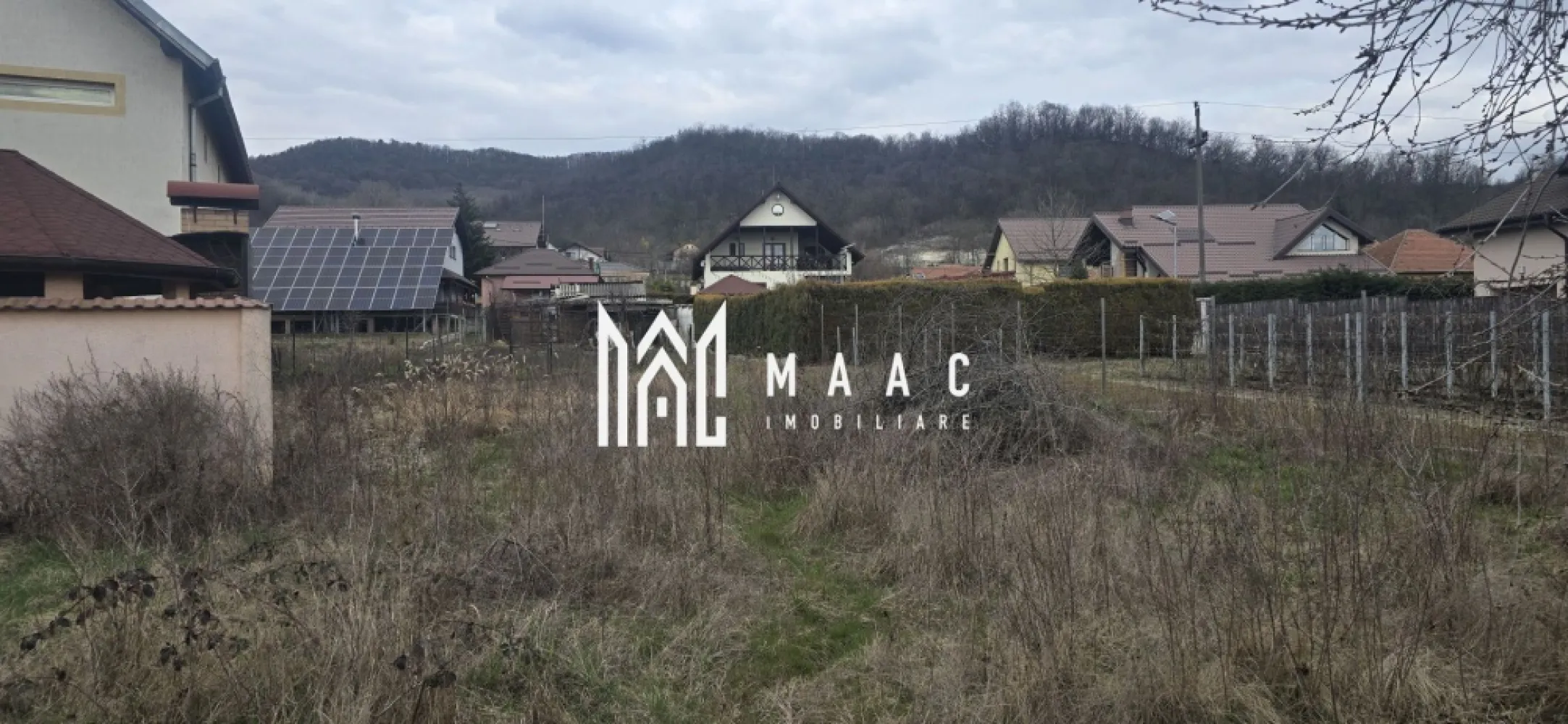 Teren Troianu Rm Valcea | 600mp | constructie casa | - MAAC IMOBILIARE vă prezintă spre vânzare un teren intravilan excelent poziționat, situat în localitatea Troianu, ideal pentru construcția unei locuințe individuale. Proprietatea are o suprafață de 600 mp și se remarcă printr-o configurație plană, ceea ce permite o proiectare eficientă și costuri reduse de construire. Terenul este pregătit pentru dezvoltare, beneficiind deja de studiu geotehnic realizat, plan topografic și certificat de urbanism emis pentru construcție, aspecte esențiale care reduc considerabil timpul și efortul necesar începerii lucrărilor. Amplasarea este una foarte avantajoasă, terenul fiind situat pe o stradă secundară asfaltată, într-o zonă liniștită și aerisită, ferită de agitația traficului intens. Este locul ideal pentru cei care își doresc confort, intimitate și un stil de viață relaxat. Un mare plus al proprietății îl reprezintă accesul facil la toate utilitățile – curent electric, gaz și apă, acestea fiind disponibile chiar la limita terenului, ceea ce facilitează racordarea rapidă și eficientă. Poziționarea oferă un echilibru perfect între liniștea mediului rural și accesul rapid către oraș – la doar 2 minute distanță, aveți la îndemână toate facilitățile necesare: magazine, școli, servicii și zone de interes. Avantaje principale: -suprafață ideală pentru casă individuală – 600 mp -teren drept, ușor de construit -documentație completă: studiu geo, plan topo, certificat de urbanism -utilități la poartă (curent, gaz, apă) -stradă asfaltată -zonă liniștită, în dezvoltare -acces rapid către oraș Această proprietate reprezintă o oportunitate excelentă atât pentru construcția unei locuințe personale, cât și ca investiție pe termen lung, într-o zonă cu potențial de dezvoltare. Pentru mai multe informații sau pentru a programa o vizionare, echipa MAAC IMOBILIARE vă stă cu drag la dispoziție. MAAC IMOBILIARE – transformăm planurile dumneavoastră în realitate. CP2985213