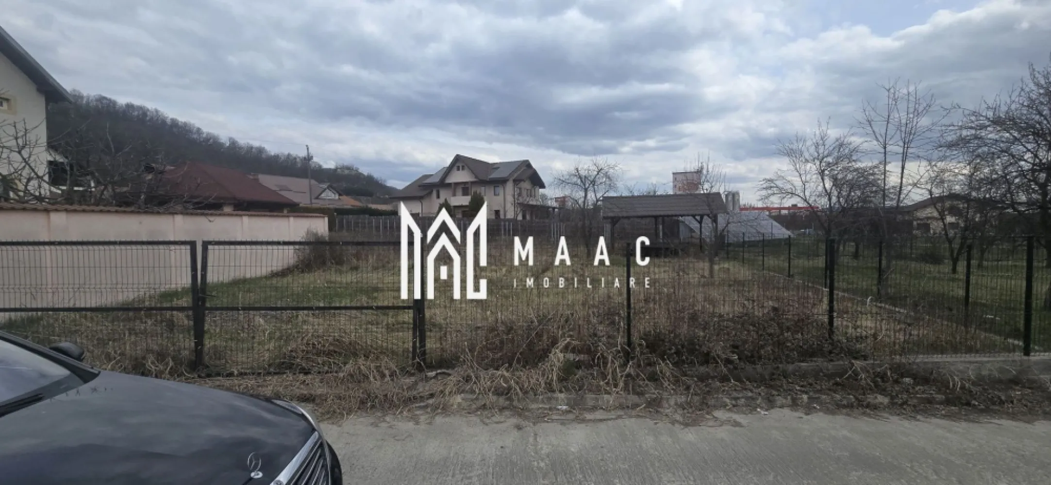 Teren Troianu Rm Valcea | 600mp | constructie casa | - MAAC IMOBILIARE vă prezintă spre vânzare un teren intravilan excelent poziționat, situat în localitatea Troianu, ideal pentru construcția unei locuințe individuale. Proprietatea are o suprafață de 600 mp și se remarcă printr-o configurație plană, ceea ce permite o proiectare eficientă și costuri reduse de construire. Terenul este pregătit pentru dezvoltare, beneficiind deja de studiu geotehnic realizat, plan topografic și certificat de urbanism emis pentru construcție, aspecte esențiale care reduc considerabil timpul și efortul necesar începerii lucrărilor. Amplasarea este una foarte avantajoasă, terenul fiind situat pe o stradă secundară asfaltată, într-o zonă liniștită și aerisită, ferită de agitația traficului intens. Este locul ideal pentru cei care își doresc confort, intimitate și un stil de viață relaxat. Un mare plus al proprietății îl reprezintă accesul facil la toate utilitățile – curent electric, gaz și apă, acestea fiind disponibile chiar la limita terenului, ceea ce facilitează racordarea rapidă și eficientă. Poziționarea oferă un echilibru perfect între liniștea mediului rural și accesul rapid către oraș – la doar 2 minute distanță, aveți la îndemână toate facilitățile necesare: magazine, școli, servicii și zone de interes. Avantaje principale: -suprafață ideală pentru casă individuală – 600 mp -teren drept, ușor de construit -documentație completă: studiu geo, plan topo, certificat de urbanism -utilități la poartă (curent, gaz, apă) -stradă asfaltată -zonă liniștită, în dezvoltare -acces rapid către oraș Această proprietate reprezintă o oportunitate excelentă atât pentru construcția unei locuințe personale, cât și ca investiție pe termen lung, într-o zonă cu potențial de dezvoltare. Pentru mai multe informații sau pentru a programa o vizionare, echipa MAAC IMOBILIARE vă stă cu drag la dispoziție. MAAC IMOBILIARE – transformăm planurile dumneavoastră în realitate. CP2985213