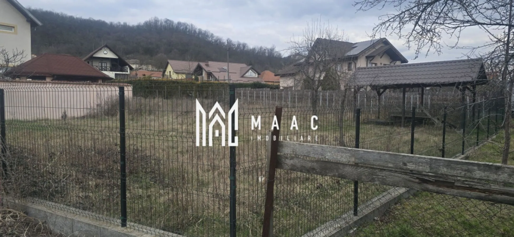 Teren Troianu Rm Valcea | 600mp | constructie casa | - MAAC IMOBILIARE vă prezintă spre vânzare un teren intravilan excelent poziționat, situat în localitatea Troianu, ideal pentru construcția unei locuințe individuale. Proprietatea are o suprafață de 600 mp și se remarcă printr-o configurație plană, ceea ce permite o proiectare eficientă și costuri reduse de construire. Terenul este pregătit pentru dezvoltare, beneficiind deja de studiu geotehnic realizat, plan topografic și certificat de urbanism emis pentru construcție, aspecte esențiale care reduc considerabil timpul și efortul necesar începerii lucrărilor. Amplasarea este una foarte avantajoasă, terenul fiind situat pe o stradă secundară asfaltată, într-o zonă liniștită și aerisită, ferită de agitația traficului intens. Este locul ideal pentru cei care își doresc confort, intimitate și un stil de viață relaxat. Un mare plus al proprietății îl reprezintă accesul facil la toate utilitățile – curent electric, gaz și apă, acestea fiind disponibile chiar la limita terenului, ceea ce facilitează racordarea rapidă și eficientă. Poziționarea oferă un echilibru perfect între liniștea mediului rural și accesul rapid către oraș – la doar 2 minute distanță, aveți la îndemână toate facilitățile necesare: magazine, școli, servicii și zone de interes. Avantaje principale: -suprafață ideală pentru casă individuală – 600 mp -teren drept, ușor de construit -documentație completă: studiu geo, plan topo, certificat de urbanism -utilități la poartă (curent, gaz, apă) -stradă asfaltată -zonă liniștită, în dezvoltare -acces rapid către oraș Această proprietate reprezintă o oportunitate excelentă atât pentru construcția unei locuințe personale, cât și ca investiție pe termen lung, într-o zonă cu potențial de dezvoltare. Pentru mai multe informații sau pentru a programa o vizionare, echipa MAAC IMOBILIARE vă stă cu drag la dispoziție. MAAC IMOBILIARE – transformăm planurile dumneavoastră în realitate. CP2985213