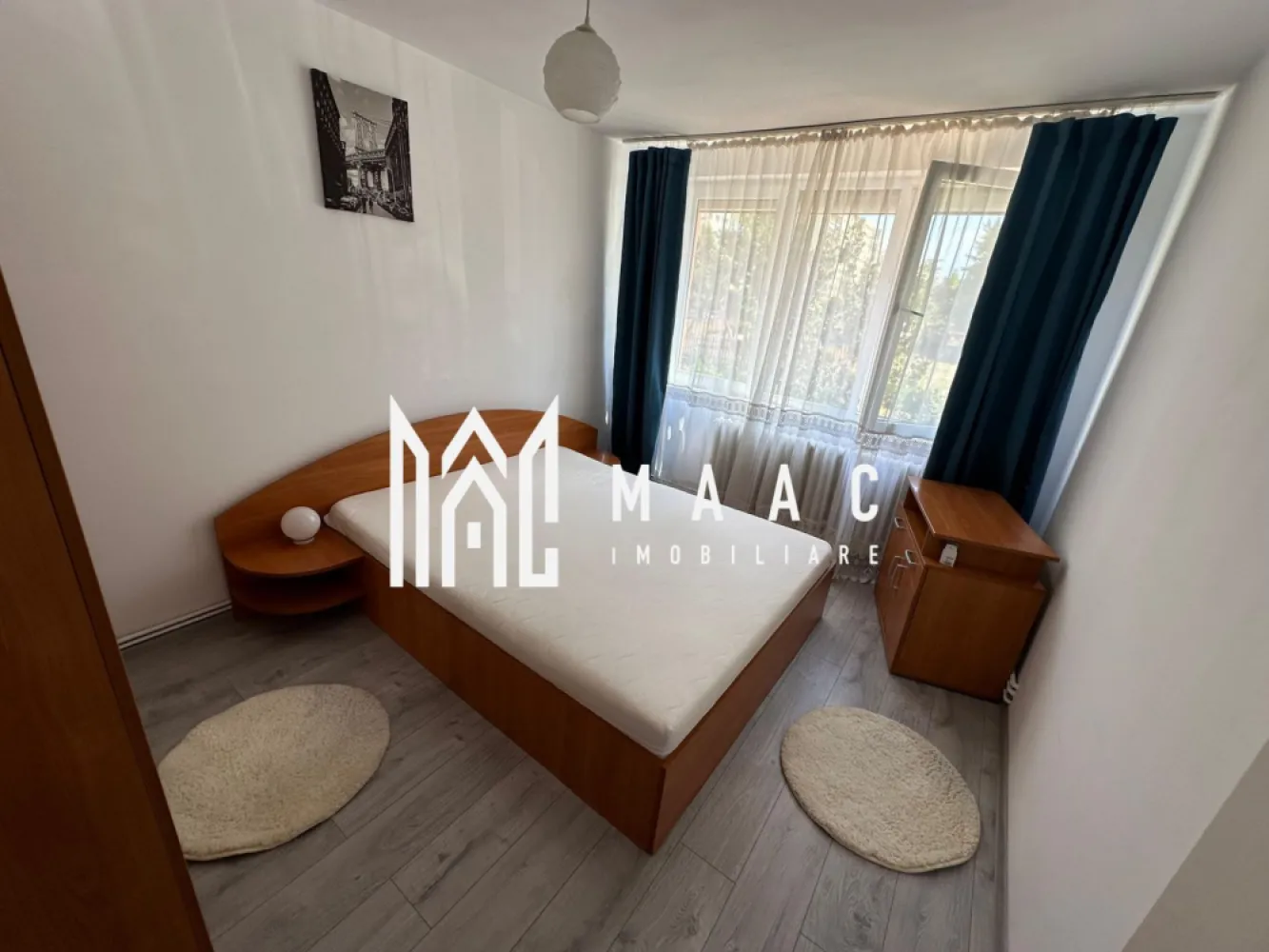Apartament 2 camere | Parter | Balcon | 54 MPU | Mihai Viteazu - MAAC Imobiliare vă propune spre închiriere un apartament cochet cu 2 camere, situat în zona Bulevardului Mihai Viteazu din Sibiu.
Detalii apartament
2 camere
Compartimentare:
dormitor
sufragerie
bucătărie separată
baie
Etaj: parter
Dotări și avantaje
Complet mobilat și utilat
Spațiu bine compartimentat
Potrivit pentru o persoană sau cuplu
Gata de locuit imediat
Avantaje locație
Situat în zona Mihai Viteazu
Acces rapid către magazine, supermarketuri și transport public
Aproape de puncte de interes din oraș

Pentru mai multe informații sau pentru a programa o vizionare specificati ID: CP2985157