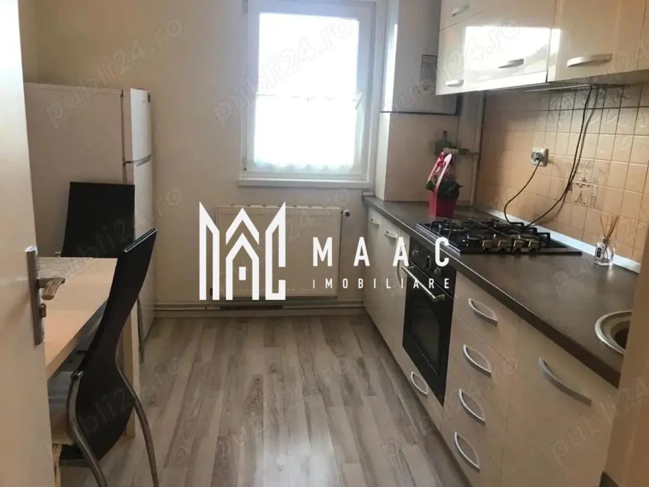 Apartament 2 camere | Balcon | Lift | 58 MPU | Mihai Viteazu - Apartament 2 camere de închiriat Sibiu – 58 mp – decomandat – etaj 7 – zona Mihai Viteazu

MAAC Imobiliare vă propune spre închiriere un apartament cu 2 camere, complet decomandat, situat în zona Bulevardului Mihai Viteazu din Sibiu.

Zona este una dintre cele mai accesibile din oraș, cu transport public, magazine și centre comerciale în imediata apropiere.

Detalii apartament
Suprafață utilă: 58 mp
Compartimentare: decomandat (Confort 1)
Etaj: 7 (bloc dotat cu lift)
Spații generoase și bine delimitate
Dotări și avantaje
Complet mobilat și utilat
Aer condiționat
Bloc cu lift
Apartament luminos
Potrivit pentru locuire confortabilă pe termen lung
Avantaje locație
Situat pe Bulevardul Mihai Viteazu
Acces rapid către mijloace de transport în comun
Aproape de magazine, supermarketuri și mall-uri
Zonă foarte bine conectată la restul orașului

Pentru mai multe detalii și pentru programarea unei vizionări vă rugăm să menționați la telefon numărul: CP2985154