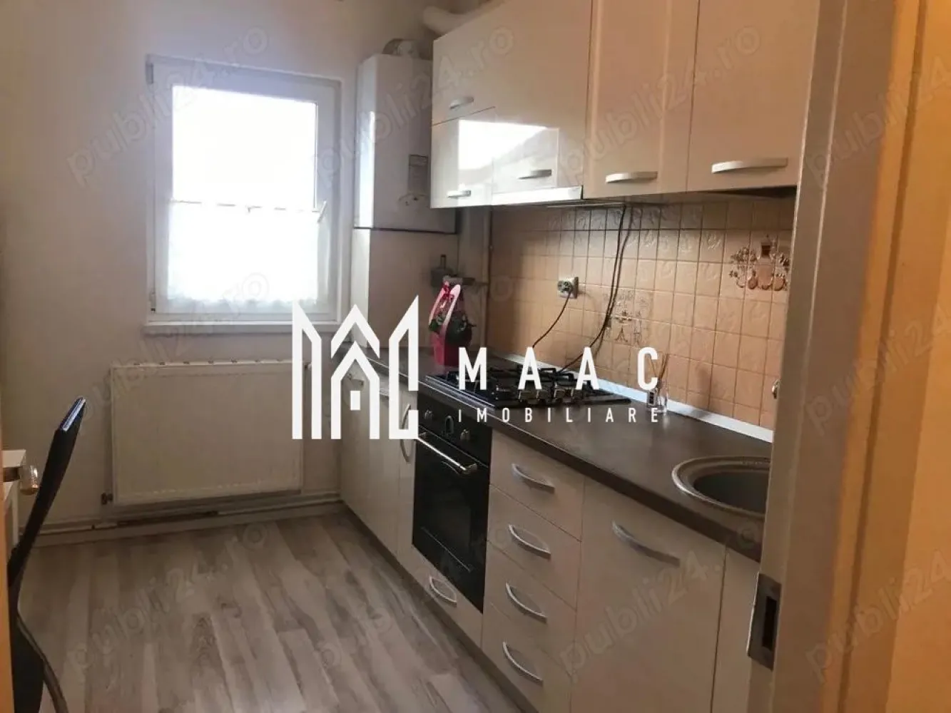 Apartament 2 camere | Balcon | Lift | 58 MPU | Mihai Viteazu - Apartament 2 camere de închiriat Sibiu – 58 mp – decomandat – etaj 7 – zona Mihai Viteazu

MAAC Imobiliare vă propune spre închiriere un apartament cu 2 camere, complet decomandat, situat în zona Bulevardului Mihai Viteazu din Sibiu.

Zona este una dintre cele mai accesibile din oraș, cu transport public, magazine și centre comerciale în imediata apropiere.

Detalii apartament
Suprafață utilă: 58 mp
Compartimentare: decomandat (Confort 1)
Etaj: 7 (bloc dotat cu lift)
Spații generoase și bine delimitate
Dotări și avantaje
Complet mobilat și utilat
Aer condiționat
Bloc cu lift
Apartament luminos
Potrivit pentru locuire confortabilă pe termen lung
Avantaje locație
Situat pe Bulevardul Mihai Viteazu
Acces rapid către mijloace de transport în comun
Aproape de magazine, supermarketuri și mall-uri
Zonă foarte bine conectată la restul orașului

Pentru mai multe detalii și pentru programarea unei vizionări vă rugăm să menționați la telefon numărul: CP2985154