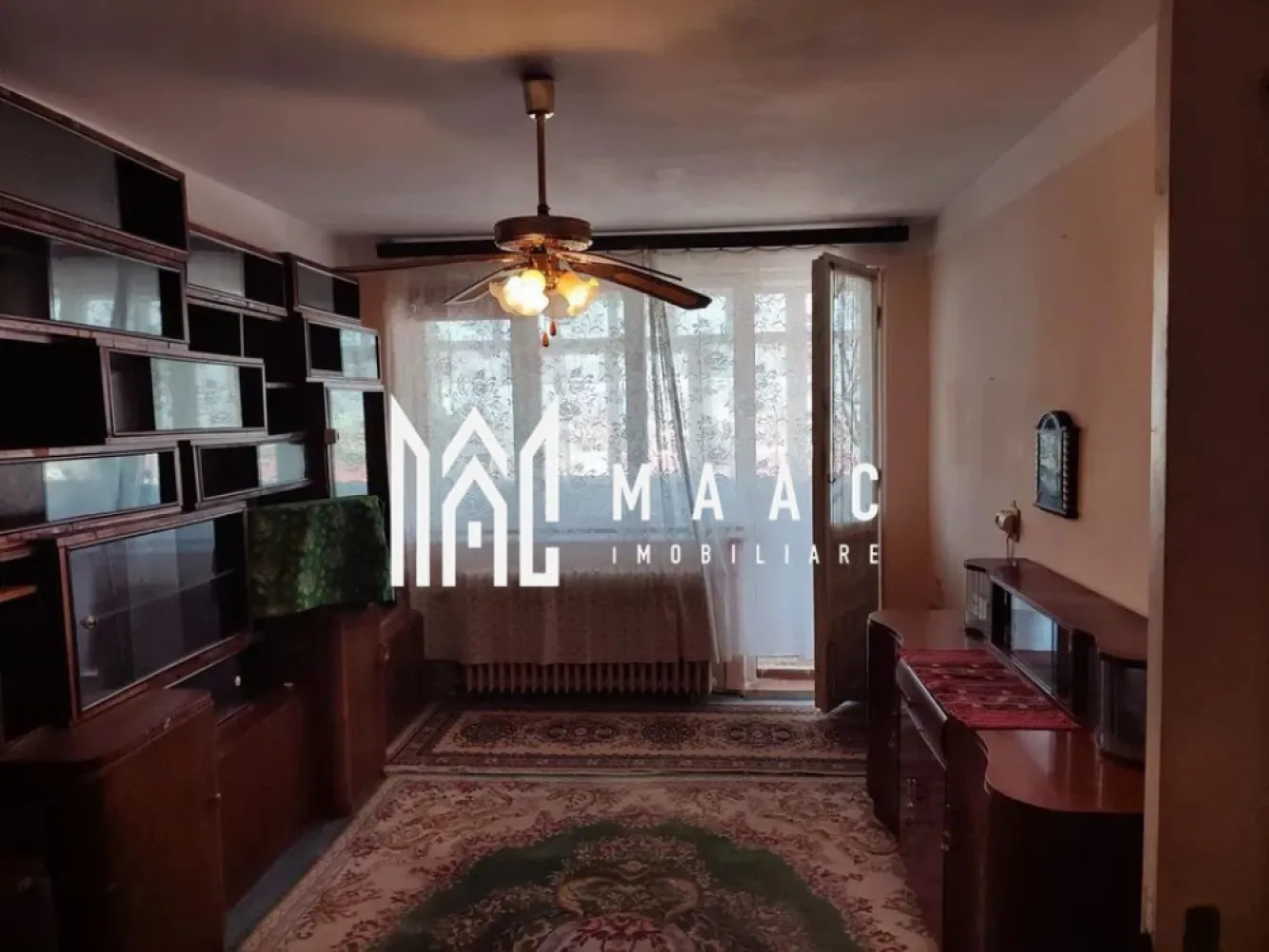 Apartament 3 camere | 67 MPU | Balcon 8 MP | Lift | Ciresica - MAAC Imobiliare vă prezintă spre vânzare un apartament cu 3 camere foarte bine compartimentat, situat în zona Cireșica.

Caracteristici:
Apartament cu 3 camere, semidecomandat.
Suprafață utilă de 67 mp.
Situat la etajul 10 din 10.
Imobil dotat cu lift nou.

Compartimentare:
Hol de acces.
Living cu ieșire pe balcon.
2 dormitoare.
Bucătărie separată, cu posibilitate de acces către balcon.
Balcon generos, dispus pe lungimea livingului și bucătăriei.
Baie.
Pivniță, ideală pentru depozitare.

Dotări și confort:
Centrală termică proprie.
Încălzire prin calorifere.
Spațiu bine organizat.

Stare apartament:
Locuința necesită renovare, oferind posibilitatea amenajării după propriul gust.
Balcon de aproximativ 8 mp.
Pivniță inclusă, pentru spațiu suplimentar de depozitare.

Avantaje locație:
Aproape de grădinițe, școli, magazine și stații de autobuz.

Pentru mai multe detalii precizati telefonic ca ati vazut anuntul cu ID: CP2984639