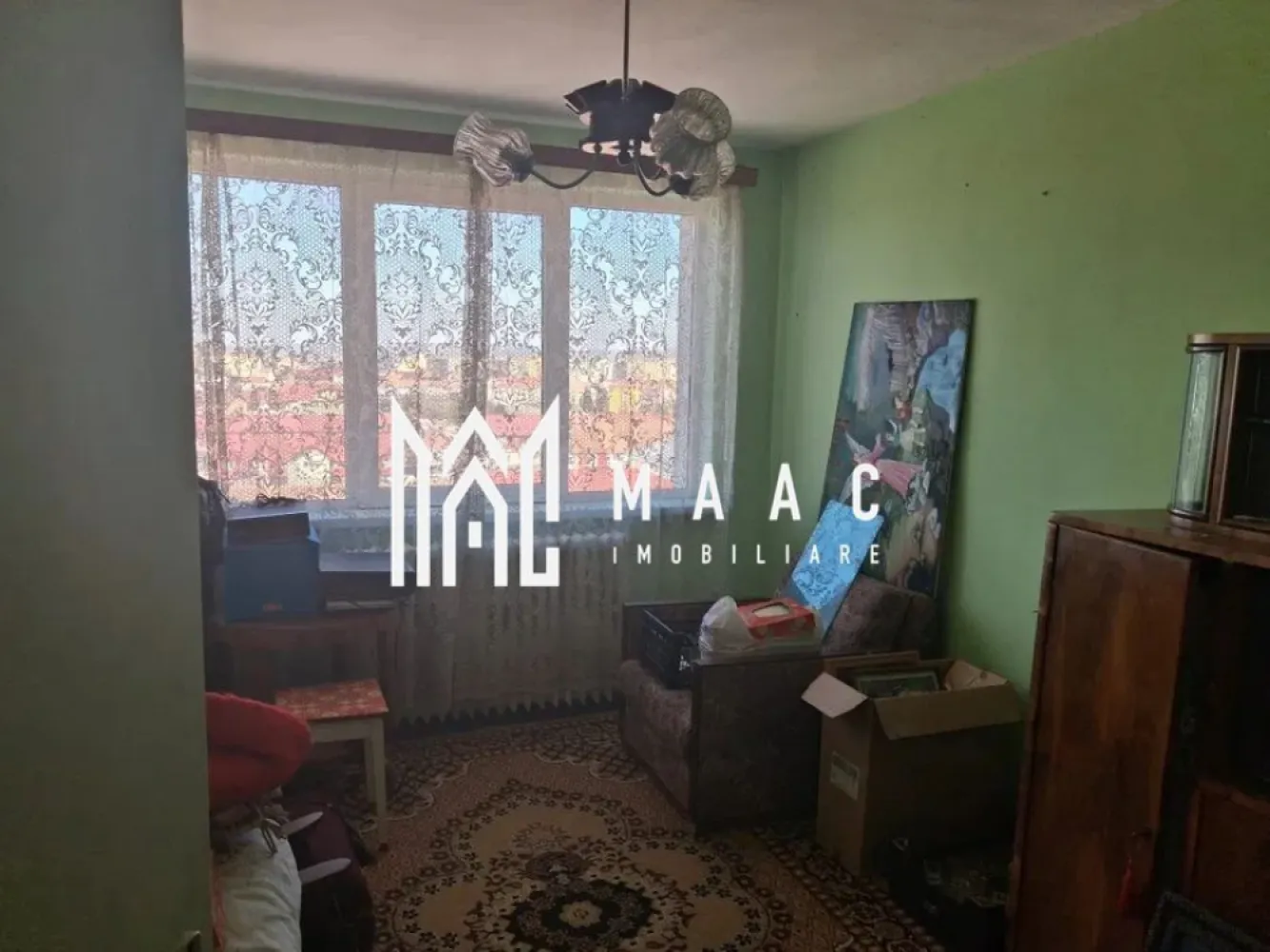 Apartament 3 camere | 67 MPU | Balcon 8 MP | Lift | Ciresica - MAAC Imobiliare vă prezintă spre vânzare un apartament cu 3 camere foarte bine compartimentat, situat în zona Cireșica.

Caracteristici:
Apartament cu 3 camere, semidecomandat.
Suprafață utilă de 67 mp.
Situat la etajul 10 din 10.
Imobil dotat cu lift nou.

Compartimentare:
Hol de acces.
Living cu ieșire pe balcon.
2 dormitoare.
Bucătărie separată, cu posibilitate de acces către balcon.
Balcon generos, dispus pe lungimea livingului și bucătăriei.
Baie.
Pivniță, ideală pentru depozitare.

Dotări și confort:
Centrală termică proprie.
Încălzire prin calorifere.
Spațiu bine organizat.

Stare apartament:
Locuința necesită renovare, oferind posibilitatea amenajării după propriul gust.
Balcon de aproximativ 8 mp.
Pivniță inclusă, pentru spațiu suplimentar de depozitare.

Avantaje locație:
Aproape de grădinițe, școli, magazine și stații de autobuz.

Pentru mai multe detalii precizati telefonic ca ati vazut anuntul cu ID: CP2984639