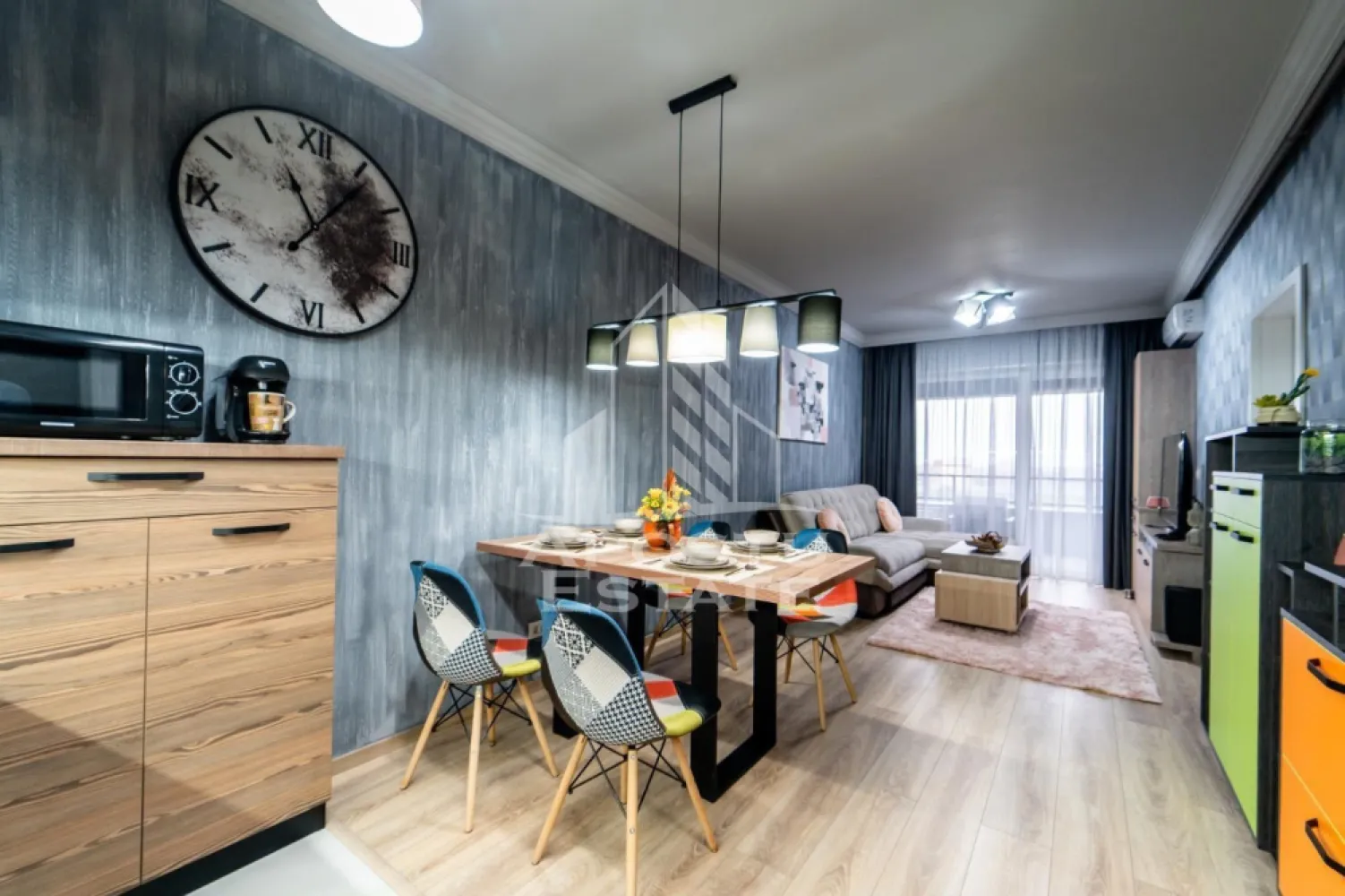 Apartament 2 camere, Adora Park - Apostu Estate va propune spre inchiriere apartament de lux situat in complexul Adora Park, complet mobilat si utilat, amenajat cu finisaje moderne si mobilier de calitate.

Apartamentul dispune de bucatarie complet echipata cu masina de spalat vase, masina de spalat rufe, cuptor electric, cuptor cu microunde, plita electrica si toate electrocasnicele necesare pentru un confort sporit.
Dormitorul este amenajat intr-un stil modern si confortabil, fiind dotat cu pat matrimonial, saltea de calitate, 
Locuinta este dotata cu jaluzele electrice si plase de tantari la ferestre, oferind intimitate si confort pe tot parcursul anului.

Ideal pentru persoane care isi doresc un apartament modern, elegant si pregatit pentru mutare imediata.
Pentru mai multe detalii si vizionari, va rugam sa ne contactati
CP3212890