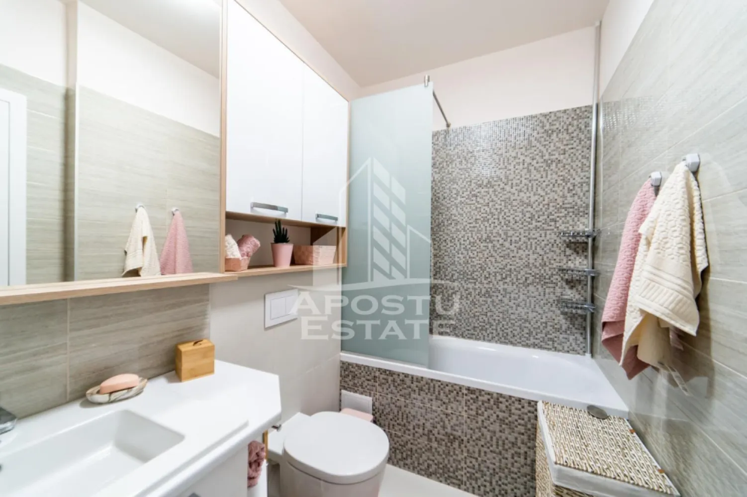 Apartament 2 camere, Adora Park - Apostu Estate va propune spre inchiriere apartament de lux situat in complexul Adora Park, complet mobilat si utilat, amenajat cu finisaje moderne si mobilier de calitate.

Apartamentul dispune de bucatarie complet echipata cu masina de spalat vase, masina de spalat rufe, cuptor electric, cuptor cu microunde, plita electrica si toate electrocasnicele necesare pentru un confort sporit.
Dormitorul este amenajat intr-un stil modern si confortabil, fiind dotat cu pat matrimonial, saltea de calitate, 
Locuinta este dotata cu jaluzele electrice si plase de tantari la ferestre, oferind intimitate si confort pe tot parcursul anului.

Ideal pentru persoane care isi doresc un apartament modern, elegant si pregatit pentru mutare imediata.
Pentru mai multe detalii si vizionari, va rugam sa ne contactati
CP3212890