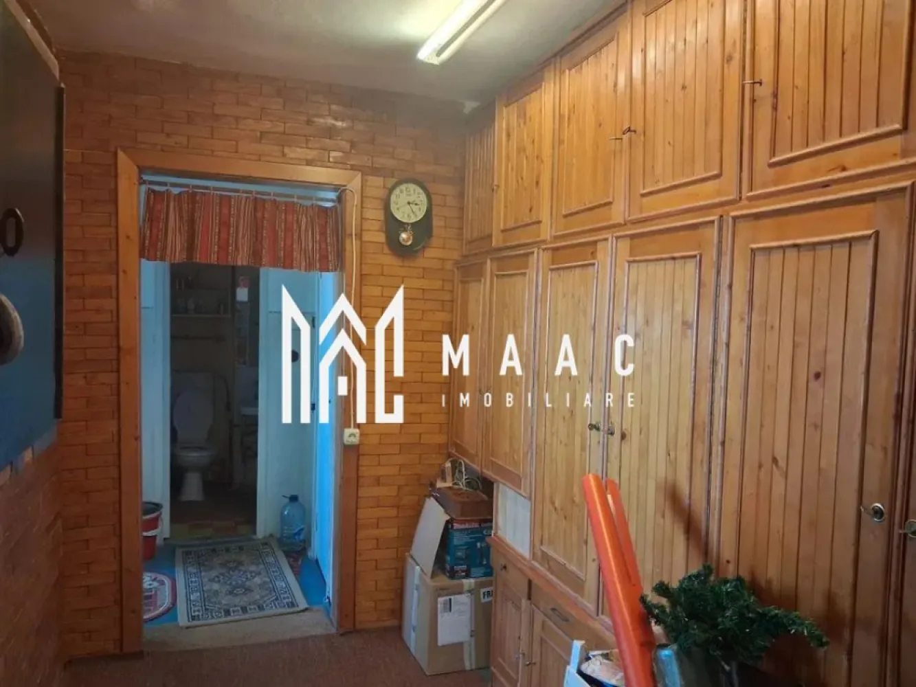 Apartament 3 camere | 67 MPU | Balcon 8 MP | Lift | Ciresica - MAAC Imobiliare vă prezintă spre vânzare un apartament cu 3 camere foarte bine compartimentat, situat în zona Cireșica.

Caracteristici:
Apartament cu 3 camere, semidecomandat.
Suprafață utilă de 67 mp.
Situat la etajul 10 din 10.
Imobil dotat cu lift nou.

Compartimentare:
Hol de acces.
Living cu ieșire pe balcon.
2 dormitoare.
Bucătărie separată, cu posibilitate de acces către balcon.
Balcon generos, dispus pe lungimea livingului și bucătăriei.
Baie.
Pivniță, ideală pentru depozitare.

Dotări și confort:
Centrală termică proprie.
Încălzire prin calorifere.
Spațiu bine organizat.

Stare apartament:
Locuința necesită renovare, oferind posibilitatea amenajării după propriul gust.
Balcon de aproximativ 8 mp.
Pivniță inclusă, pentru spațiu suplimentar de depozitare.

Avantaje locație:
Aproape de grădinițe, școli, magazine și stații de autobuz.

Pentru mai multe detalii precizati telefonic ca ati vazut anuntul cu ID: CP2984639