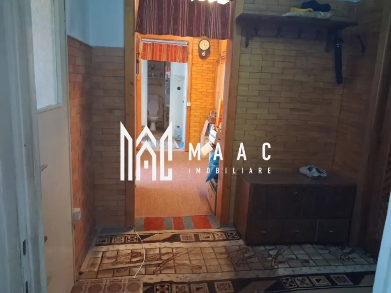 Apartament 3 camere | 67 MPU | Balcon 8 MP | Lift | Ciresica - MAAC Imobiliare vă prezintă spre vânzare un apartament cu 3 camere foarte bine compartimentat, situat în zona Cireșica.

Caracteristici:
Apartament cu 3 camere, semidecomandat.
Suprafață utilă de 67 mp.
Situat la etajul 10 din 10.
Imobil dotat cu lift nou.

Compartimentare:
Hol de acces.
Living cu ieșire pe balcon.
2 dormitoare.
Bucătărie separată, cu posibilitate de acces către balcon.
Balcon generos, dispus pe lungimea livingului și bucătăriei.
Baie.
Pivniță, ideală pentru depozitare.

Dotări și confort:
Centrală termică proprie.
Încălzire prin calorifere.
Spațiu bine organizat.

Stare apartament:
Locuința necesită renovare, oferind posibilitatea amenajării după propriul gust.
Balcon de aproximativ 8 mp.
Pivniță inclusă, pentru spațiu suplimentar de depozitare.

Avantaje locație:
Aproape de grădinițe, școli, magazine și stații de autobuz.

Pentru mai multe detalii precizati telefonic ca ati vazut anuntul cu ID: CP2984639