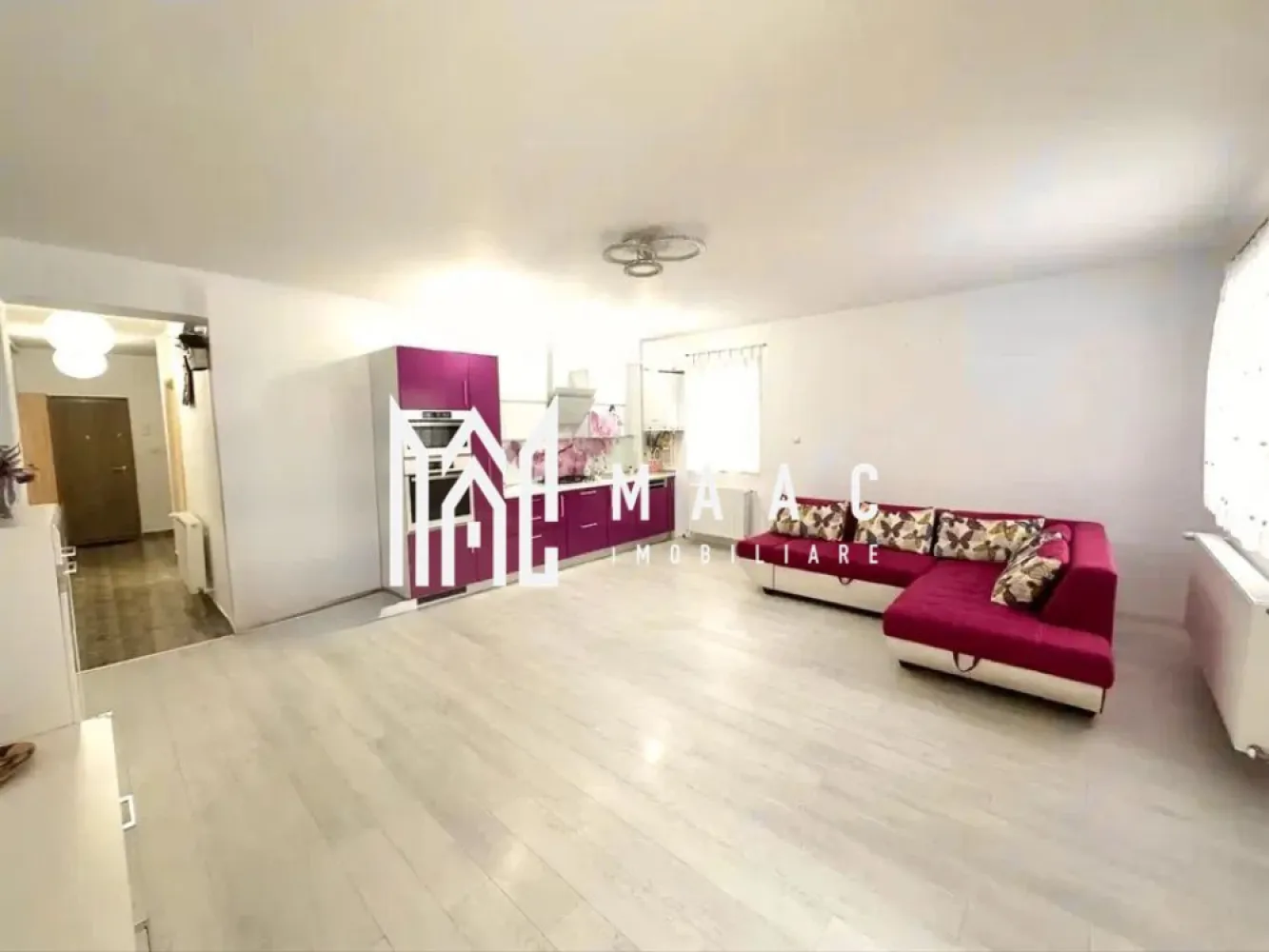 Apartament 3 camere | Gradina 103MP | Mobilat | Arhitectilor - MAAC Imobiliare vă prezintă spre vânzare un apartament cu 3 camere și grădină proprie, situat în Cartierul Arhitecților într-o vilă cu regim redus de înălțime și doar 8 apartamente.

Caracteristici:
Apartament cu 3 camere, decomandat.
Suprafață utilă de 80 mp.
Curte proprie de 103 mp.
Parter înalt, oferind intimitate și confort.
Imobil construit în anul 2018.
Două locuri de parcare incluse în preț.

Compartimentare:
Hol de acces spațios.
Living luminos.
2 dormitoare.
Bucătărie separată.
Cămară în bucătărie.
Dressing.
Baie mare cu posibilitate de amenajare a unui al doilea grup sanitar.

Dotări și finisaje:
Centrală termică Bosch.
Încălzire prin calorifere.
Ferestre termopan.
Construcție izolată.
Apartamentul se vinde complet mobilat și utilat.
Bucătărie complet echipată cu electrocasnice Siemens.

Dotări exterioare:
Curte amenajată cu pavaj și zonă verde.
Filigorie pavilion.
Gazon de aproximativ 50 mp.
Apă și curent electric trase în curte, inclusiv iluminat exterior.
Acces auto în curte prin poartă proprie.

Avantaje locație
Stradă asfaltată, cu acces facil.
În apropiere se află magazine, cafenele și puncte de interes, inclusiv Cofetăria Mandra.

Pentru mai multe detalii precizati telefonic ca ati vazut anuntul cu ID: CP2984632