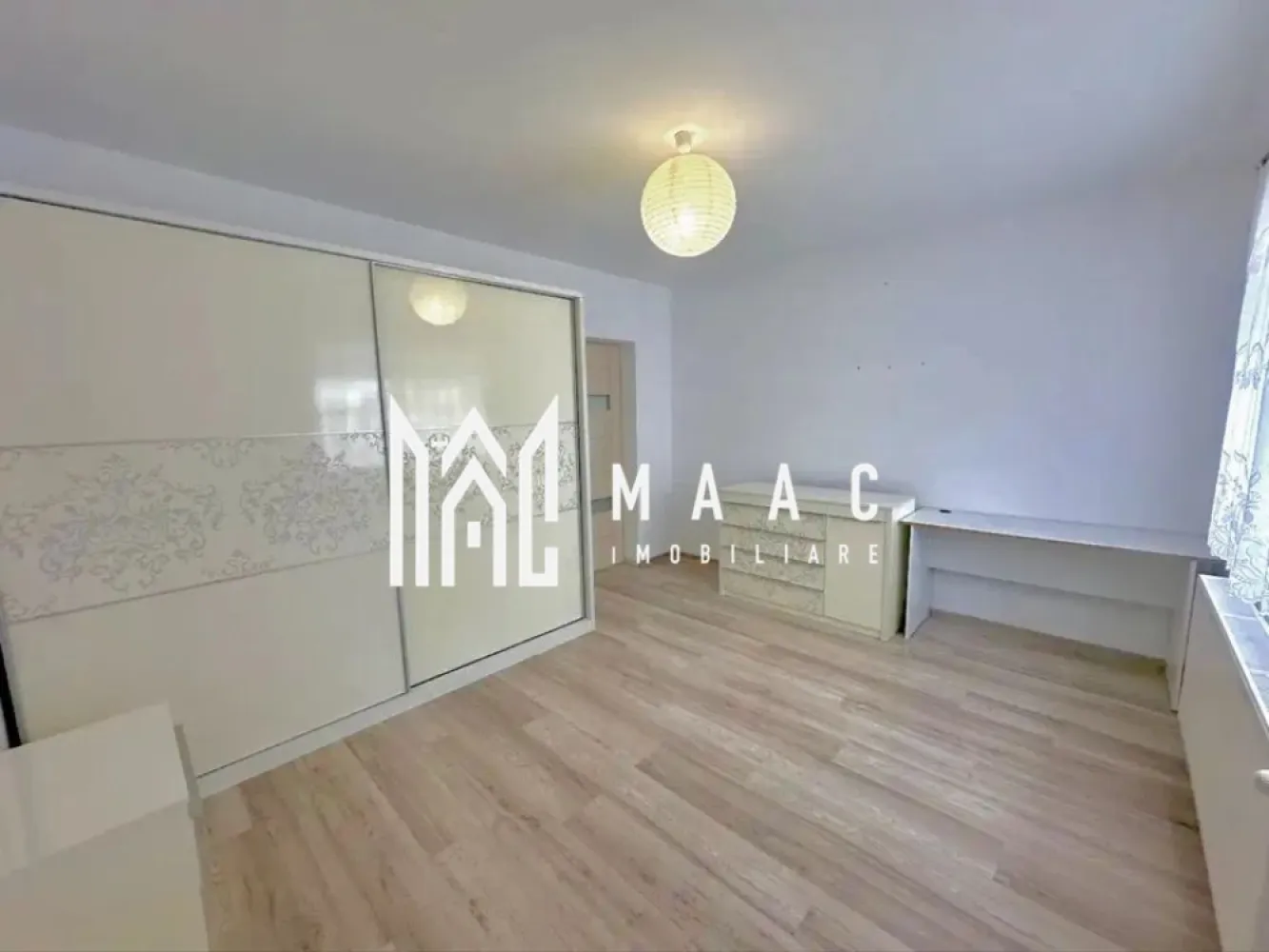 Apartament 3 camere | Gradina 103MP | Mobilat | Arhitectilor - MAAC Imobiliare vă prezintă spre vânzare un apartament cu 3 camere și grădină proprie, situat în Cartierul Arhitecților într-o vilă cu regim redus de înălțime și doar 8 apartamente.

Caracteristici:
Apartament cu 3 camere, decomandat.
Suprafață utilă de 80 mp.
Curte proprie de 103 mp.
Parter înalt, oferind intimitate și confort.
Imobil construit în anul 2018.
Două locuri de parcare incluse în preț.

Compartimentare:
Hol de acces spațios.
Living luminos.
2 dormitoare.
Bucătărie separată.
Cămară în bucătărie.
Dressing.
Baie mare cu posibilitate de amenajare a unui al doilea grup sanitar.

Dotări și finisaje:
Centrală termică Bosch.
Încălzire prin calorifere.
Ferestre termopan.
Construcție izolată.
Apartamentul se vinde complet mobilat și utilat.
Bucătărie complet echipată cu electrocasnice Siemens.

Dotări exterioare:
Curte amenajată cu pavaj și zonă verde.
Filigorie pavilion.
Gazon de aproximativ 50 mp.
Apă și curent electric trase în curte, inclusiv iluminat exterior.
Acces auto în curte prin poartă proprie.

Avantaje locație
Stradă asfaltată, cu acces facil.
În apropiere se află magazine, cafenele și puncte de interes, inclusiv Cofetăria Mandra.

Pentru mai multe detalii precizati telefonic ca ati vazut anuntul cu ID: CP2984632