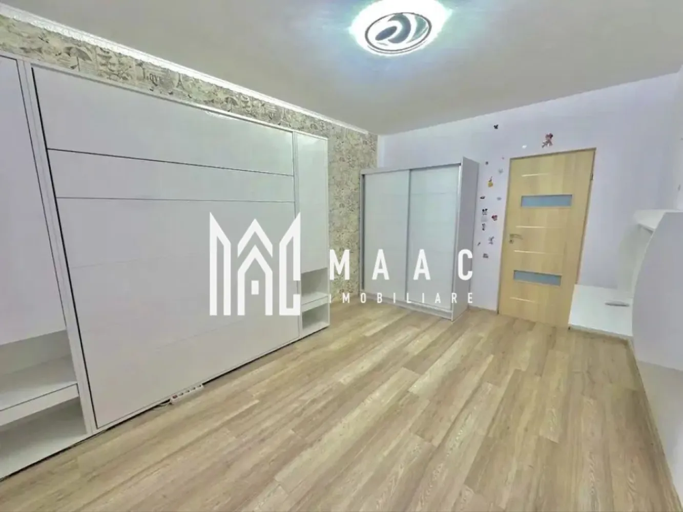 Apartament 3 camere | Gradina 103MP | Mobilat | Arhitectilor - MAAC Imobiliare vă prezintă spre vânzare un apartament cu 3 camere și grădină proprie, situat în Cartierul Arhitecților într-o vilă cu regim redus de înălțime și doar 8 apartamente.

Caracteristici:
Apartament cu 3 camere, decomandat.
Suprafață utilă de 80 mp.
Curte proprie de 103 mp.
Parter înalt, oferind intimitate și confort.
Imobil construit în anul 2018.
Două locuri de parcare incluse în preț.

Compartimentare:
Hol de acces spațios.
Living luminos.
2 dormitoare.
Bucătărie separată.
Cămară în bucătărie.
Dressing.
Baie mare cu posibilitate de amenajare a unui al doilea grup sanitar.

Dotări și finisaje:
Centrală termică Bosch.
Încălzire prin calorifere.
Ferestre termopan.
Construcție izolată.
Apartamentul se vinde complet mobilat și utilat.
Bucătărie complet echipată cu electrocasnice Siemens.

Dotări exterioare:
Curte amenajată cu pavaj și zonă verde.
Filigorie pavilion.
Gazon de aproximativ 50 mp.
Apă și curent electric trase în curte, inclusiv iluminat exterior.
Acces auto în curte prin poartă proprie.

Avantaje locație
Stradă asfaltată, cu acces facil.
În apropiere se află magazine, cafenele și puncte de interes, inclusiv Cofetăria Mandra.

Pentru mai multe detalii precizati telefonic ca ati vazut anuntul cu ID: CP2984632