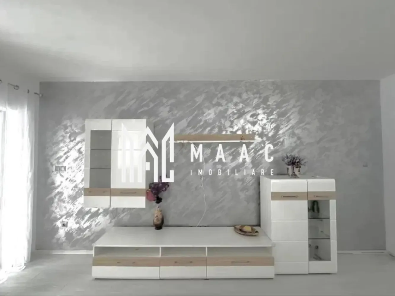 Apartament 3 camere | Gradina 103MP | Mobilat | Arhitectilor - MAAC Imobiliare vă prezintă spre vânzare un apartament cu 3 camere și grădină proprie, situat în Cartierul Arhitecților într-o vilă cu regim redus de înălțime și doar 8 apartamente.

Caracteristici:
Apartament cu 3 camere, decomandat.
Suprafață utilă de 80 mp.
Curte proprie de 103 mp.
Parter înalt, oferind intimitate și confort.
Imobil construit în anul 2018.
Două locuri de parcare incluse în preț.

Compartimentare:
Hol de acces spațios.
Living luminos.
2 dormitoare.
Bucătărie separată.
Cămară în bucătărie.
Dressing.
Baie mare cu posibilitate de amenajare a unui al doilea grup sanitar.

Dotări și finisaje:
Centrală termică Bosch.
Încălzire prin calorifere.
Ferestre termopan.
Construcție izolată.
Apartamentul se vinde complet mobilat și utilat.
Bucătărie complet echipată cu electrocasnice Siemens.

Dotări exterioare:
Curte amenajată cu pavaj și zonă verde.
Filigorie pavilion.
Gazon de aproximativ 50 mp.
Apă și curent electric trase în curte, inclusiv iluminat exterior.
Acces auto în curte prin poartă proprie.

Avantaje locație
Stradă asfaltată, cu acces facil.
În apropiere se află magazine, cafenele și puncte de interes, inclusiv Cofetăria Mandra.

Pentru mai multe detalii precizati telefonic ca ati vazut anuntul cu ID: CP2984632
